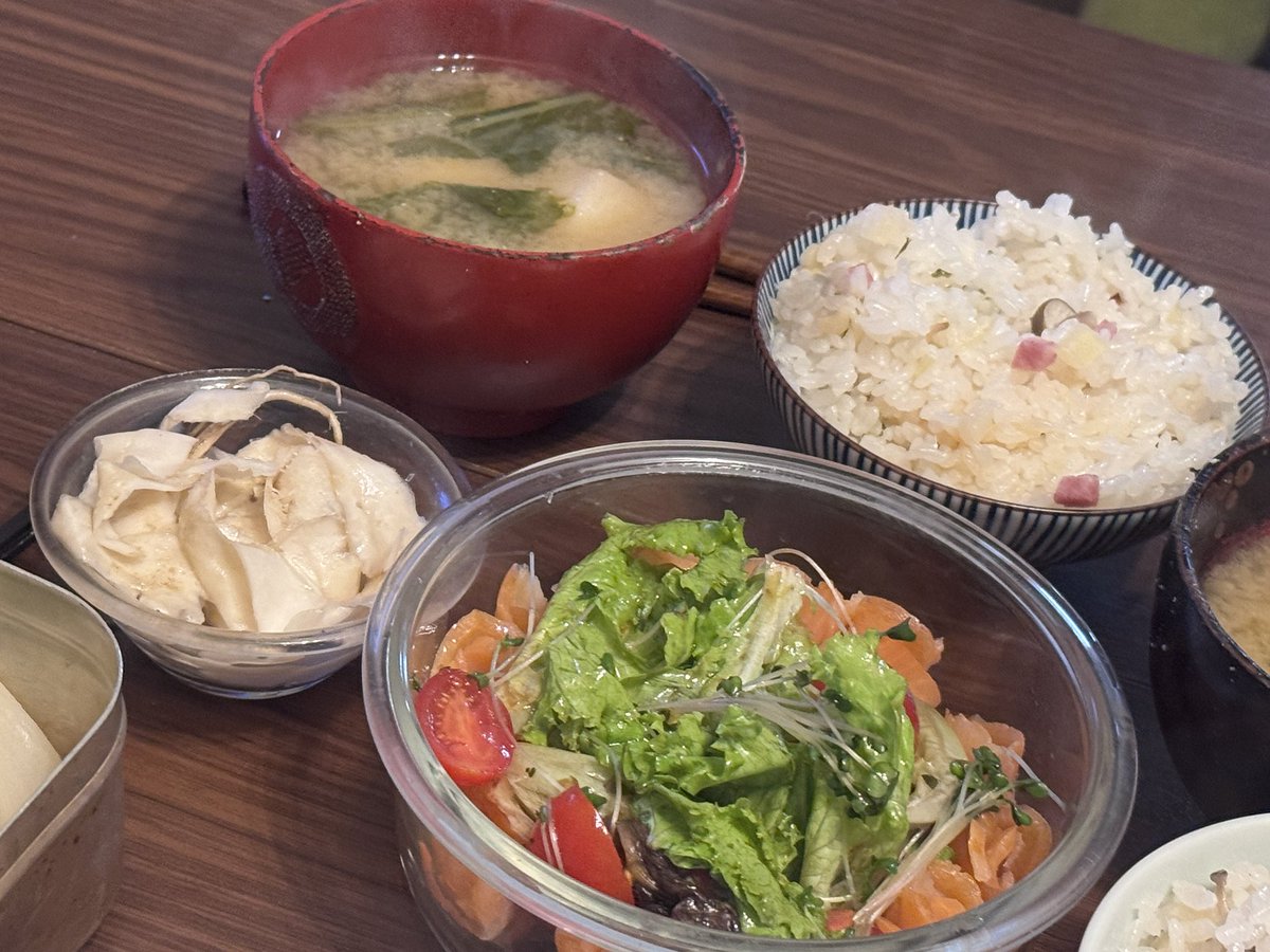 hakoneko's tweet photo. 本日のとうちゃんめし
岩下の新生姜炊き込みご飯。焼き塩鮭。カブと油揚げの煮物。里芋とカブ葉のお味噌汁。カブ皮の浅漬。レタスとスモークサーモンのサラダ。
最近ハマってる歴史再現めしの影響でカブを余す事なくいただく。
今日も感謝して、イタダキマス。
#料理好きな人と繋がりたい
#メスティン https://t.co/DHg0WKfwhm