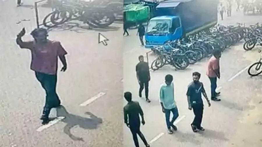 BD_DiGEST's tweet photo. Business Owners on Edge in Chattogram as Extortionists Open Fire in Broad Daylight in Chandgaon, Demand Protection Money https://t.co/5iekamtBbZ https://t.co/CQ8tFfaRYv