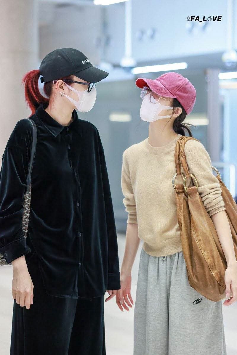 Aycie7's tweet photo. Faye: I’m the CEO…
Faye: extended her hand and said: “Come on baby”
Atom: Someone help me.

#FayePeraya #AtomPariya #ฝ้ายอะตอม #FayeAtom https://t.co/UdrtSC2loi