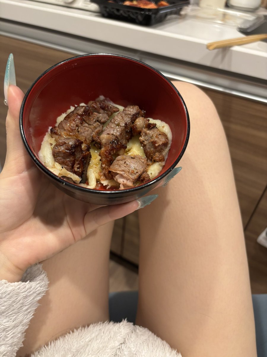 Eve__muteki's tweet photo. 鼻水治って味するようになった(*´˘`*)
きょの夜飯〜🌙💕 久々に自分でスイーツも買った🍰 https://t.co/quCtFA6Ssc