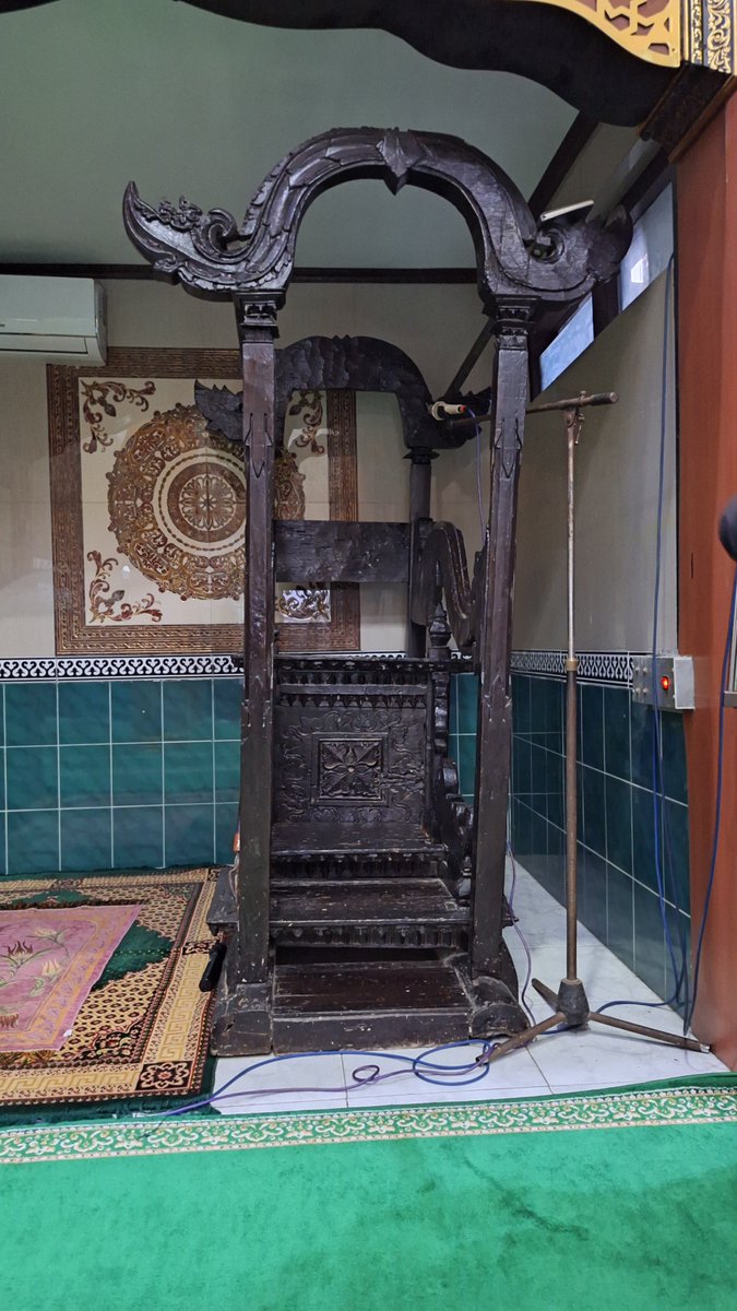 infomitigasi's tweet photo. Inilah Salah satu Masjid Tua Peninggalan Sunan Kalijaga di Desa Puluhan Kec Trucuk Klaten, peninggalan yg ada berupa Mustaka Masjid, Tiang Soko Guru Masjid, Bedug, Padasan Tempat Wudhlu, Umpak Batu, Al-Quran berusia ratusan tahun, maupun mimbar masjid.
Masjid ini dibangun pada tahun 1414 Masehi, pada era Kerajaan Demak.
Jadi keberadaan Masjid ini paling tidak sudah berusia lebih dari 600 Tahun sejak didirikan..