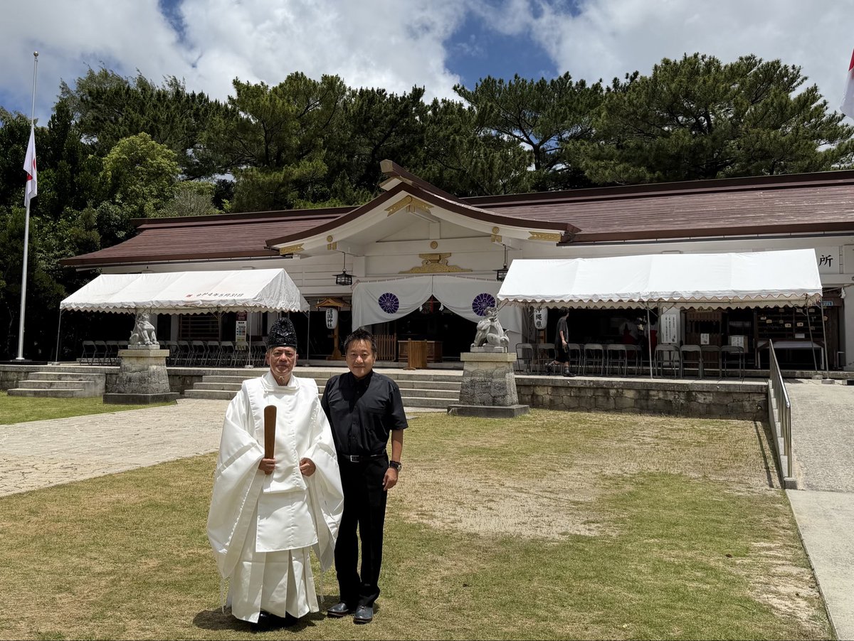 Monopoly_champ's tweet photo. 沖縄県護国神社の慰霊祭に参列。数年来親交のある加治宮司と再会し、沖縄戦で祖父を亡くした本土出身の遺族として、御英霊に感謝と慰霊の誠を捧げました⛩️
その後、おきなわ維新塾で藤田共同代表の講演を拝聴。最新の国会情勢を学ぶ貴重な一日となりました。
#沖縄慰霊の日 #沖縄県護国神社 https://t.co/AniOlXdiPT