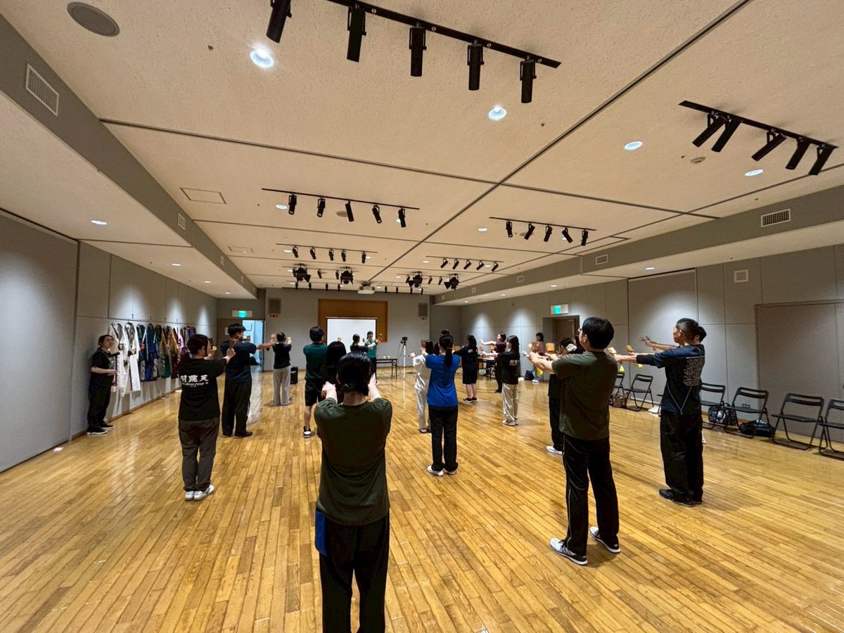 uchouten2004_'s tweet photo. 6/21(日) 踊っちゃ輪night🎏

今回は、関東支部とオンラインで繋いで、同時開催という新たな試みでの開催でした✨️
ジェスチャーゲームで交流を深めたりしつつ、今回は“想穹”の第2部を体験していただきました！
楽しかったと言っていただけて、とっても嬉しかったです☺️
今回の体験会をきっかけに少しでも興味をもって一緒に踊りたい！活動したい！��思っていただけていたら嬉しく思います😌
参加してくださった皆さんありがとうございました!!
随時見学も受け付けていますので、興味がある！気になる！という方は是非DMお持ちしております💌  ̖́-

#羽跳天
#羽跳天体験会
#踊っちゃ輪night
#よさこい
#メンバー大募集中