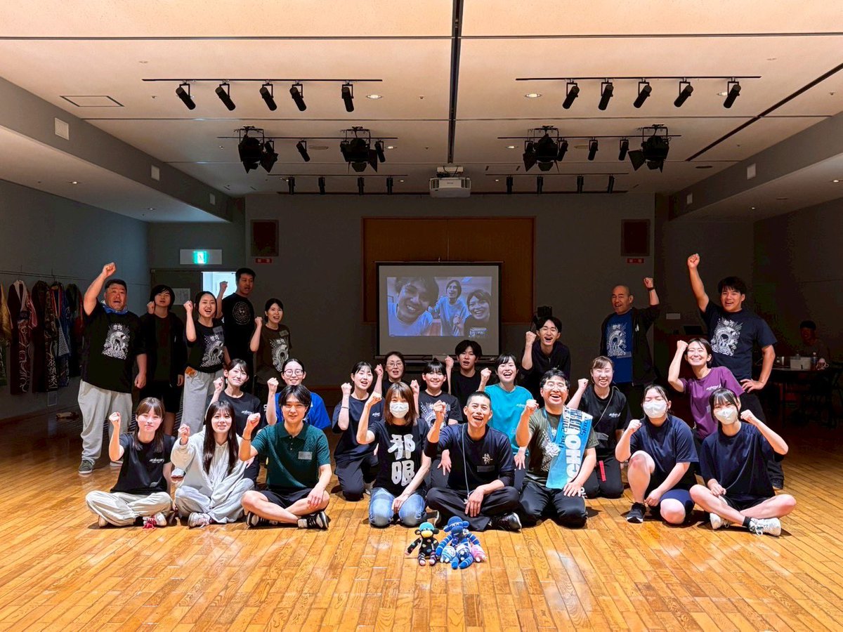 uchouten2004_'s tweet photo. 6/21(日) 踊っちゃ輪night🎏

今回は、関東支部とオンラインで繋いで、同時開催という新たな試みでの開催でした✨️
ジェスチャーゲームで交流を深めたりしつつ、今回は“想穹”の第2部を体験していただきました！
楽しかったと言っていただけて、とっても嬉しかったです☺️
今回の体験会をきっかけに少しでも興味をもって一緒に踊りたい！活動したい！��思っていただけていたら嬉しく思います😌
参加してくださった皆さんありがとうございました!!
随時見学も受け付けていますので、興味がある！気になる！という方は是非DMお持ちしております💌  ̖́-

#羽跳天
#羽跳天体験会
#踊っちゃ輪night
#よさこい
#メンバー大募集中