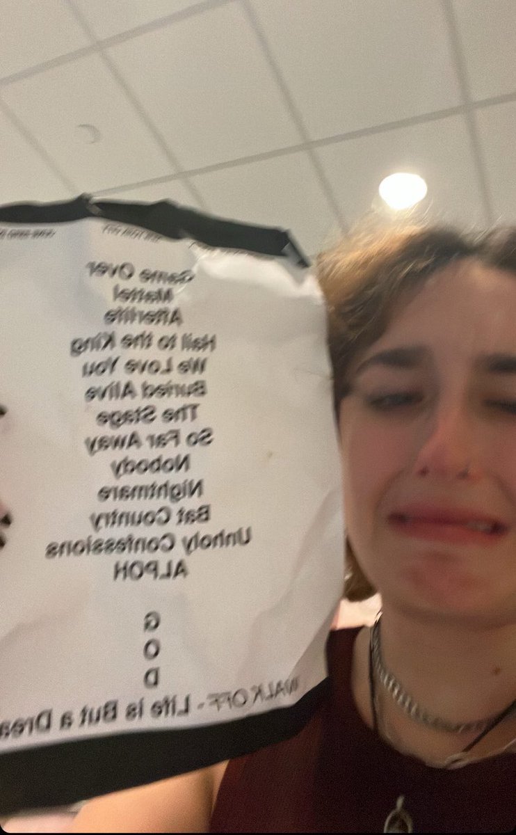 CITYOFEVlL's tweet photo. 3 years of MSG!!!!🥹🥹 my very first setlist!! first time seeing the boys since 2018!!! ahh!!!! i love this band!! 46 days!!!!🥹🤍🤍 https://t.co/e6hp31EOpE