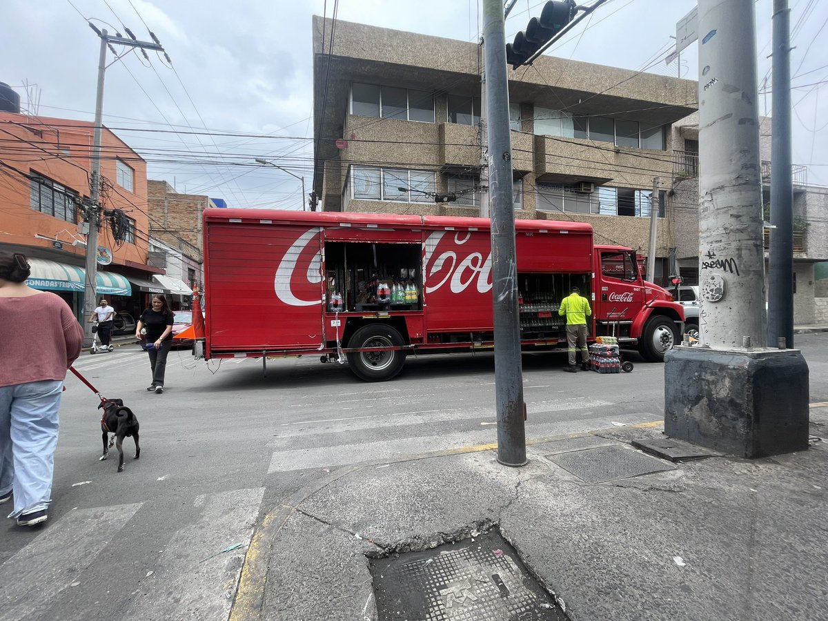 Rodrigosanvale's tweet photo. @DiariodeGDL Siempre es lo mismo en guadalajara todos se estacionan donde les da la gana. https://t.co/4iCpLRGW7k