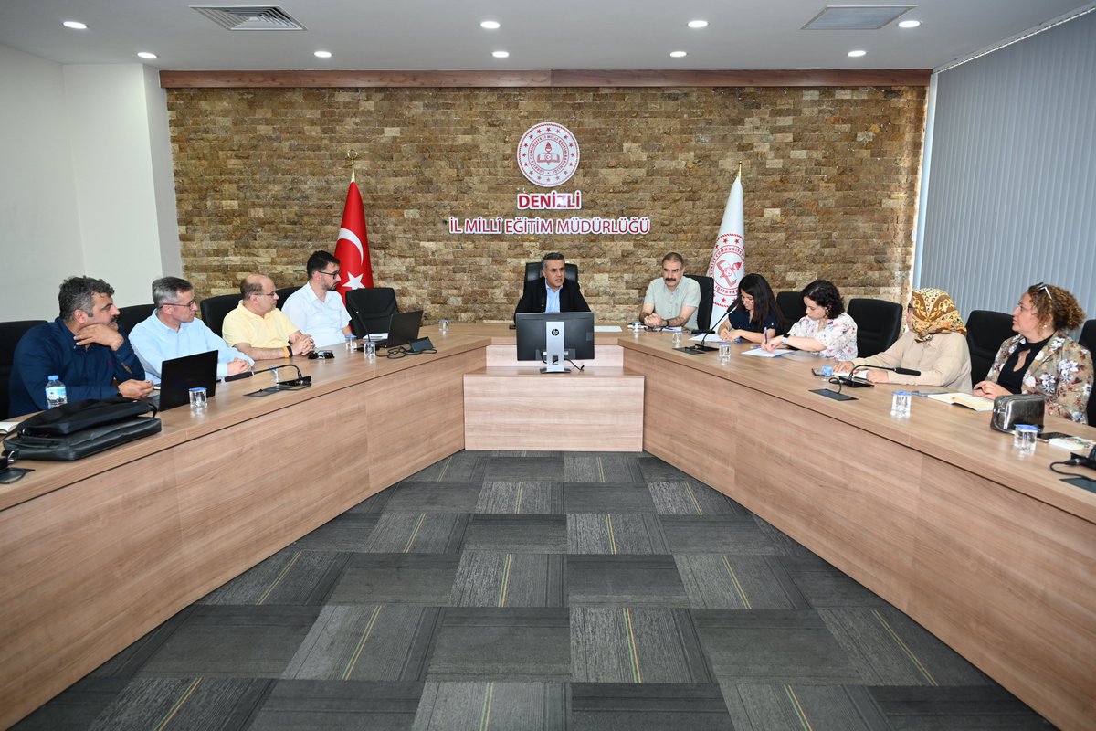 denizlimem's tweet photo. İl Millî Eğitim Müdürümüz Emre Çalışkan başkanlığında, Rehberlik ve Psikolojik Danışma Hizmetleri İl Yürütme Komisyonu Toplantısı gerçekleştirildi.

İl Millî Eğitim Müdürlüğümüz toplantı salonunda düzenlenen toplantıda;

💠Okullarımızda yürütülen rehberlik ve psikososyal destek çalışmaları,
💠Öğrencilerimizin zihinsel ve duygusal gelişimlerini destekleyecek projeler,
💠Eğitim ortamlarında aidiyet ve güvenliği artırmaya yönelik kurumsal adımlar detaylı bir şekilde değerlendirilerek, önümüzdeki dönemin yol haritası belirlendi.

Toplantıda ayrıca, rehberlik ve psikolojik danışma hizmetlerinin etkinliğinin artırılmasına yönelik planlamalar değerlendirilirken, öğrencilerimizin iyi oluş hâllerini destekleyen çalışmalar, aile eğitimleri, bağımlılıkla mücadele, mesleki rehberlik ve özel eğitim alanlarında yürütülen faaliyetler üzerinde duruldu.

@tcmeb 
@emre_caliskan 
@Yusuf__Tekin 
@MebOrgm