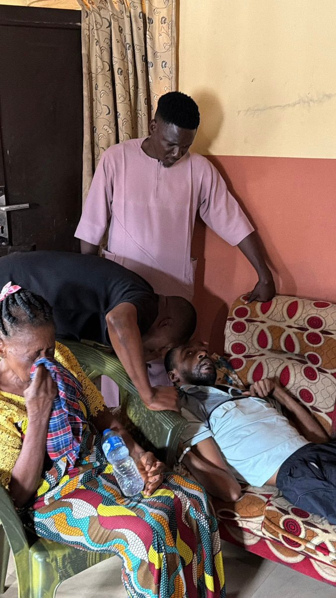 VivianIfeomaOj's tweet photo. Umu Igbo this Nollywood Actor Ifeanyi Ezeokeke UGO SHAVE ME needs your help to stay alive. 

He has been sick and have not really gone to Hospital because of money. 

His Daddy died because of this situation! His Mom is having a Rod on her right leg due to Accident and always falling on the Staircase! 

Help a brother biko 🙏🏽