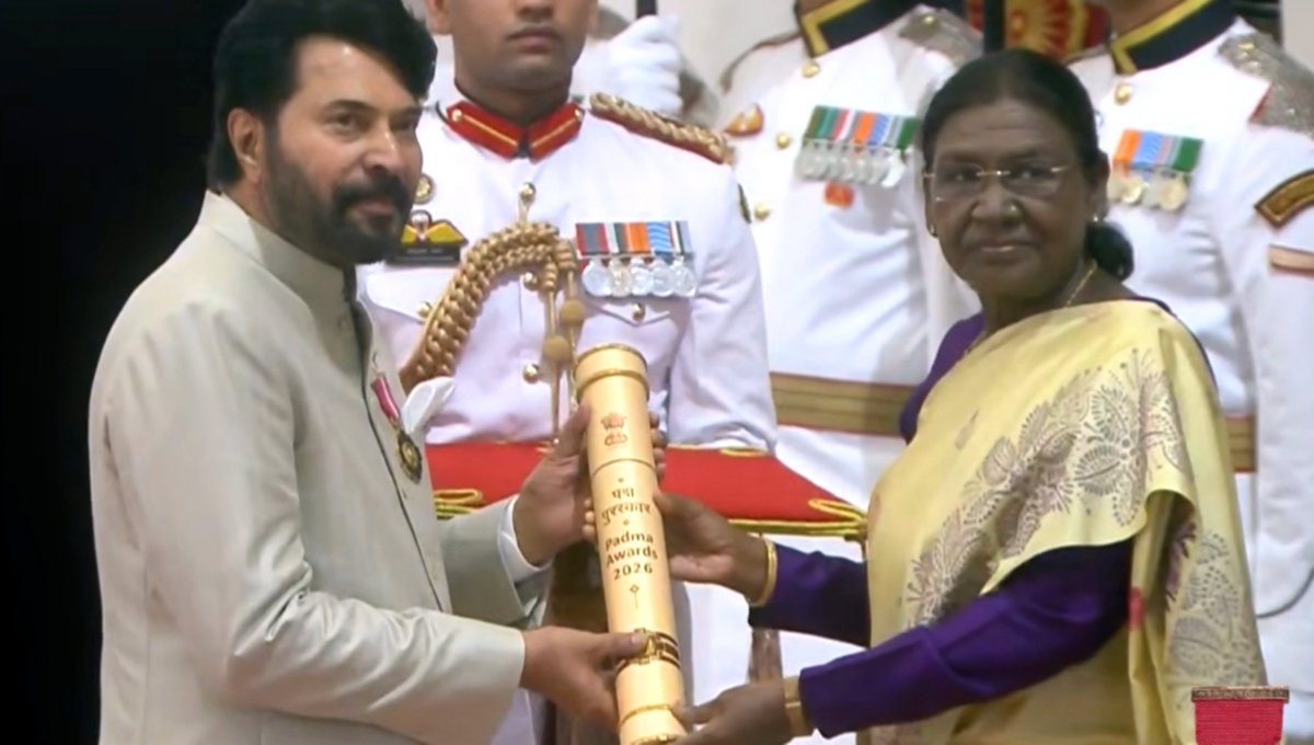 CineSafari's tweet photo. A moment of pride for Indian cinema 👏

Mammukka receives the prestigious Padma Bhushan award from the Hon’ble President of India, Droupadi Murmu 🇮🇳

A true legend whose journey continues to inspire generations ❤️

#Mammootty @mammukka https://t.co/QD6oeLC7iu