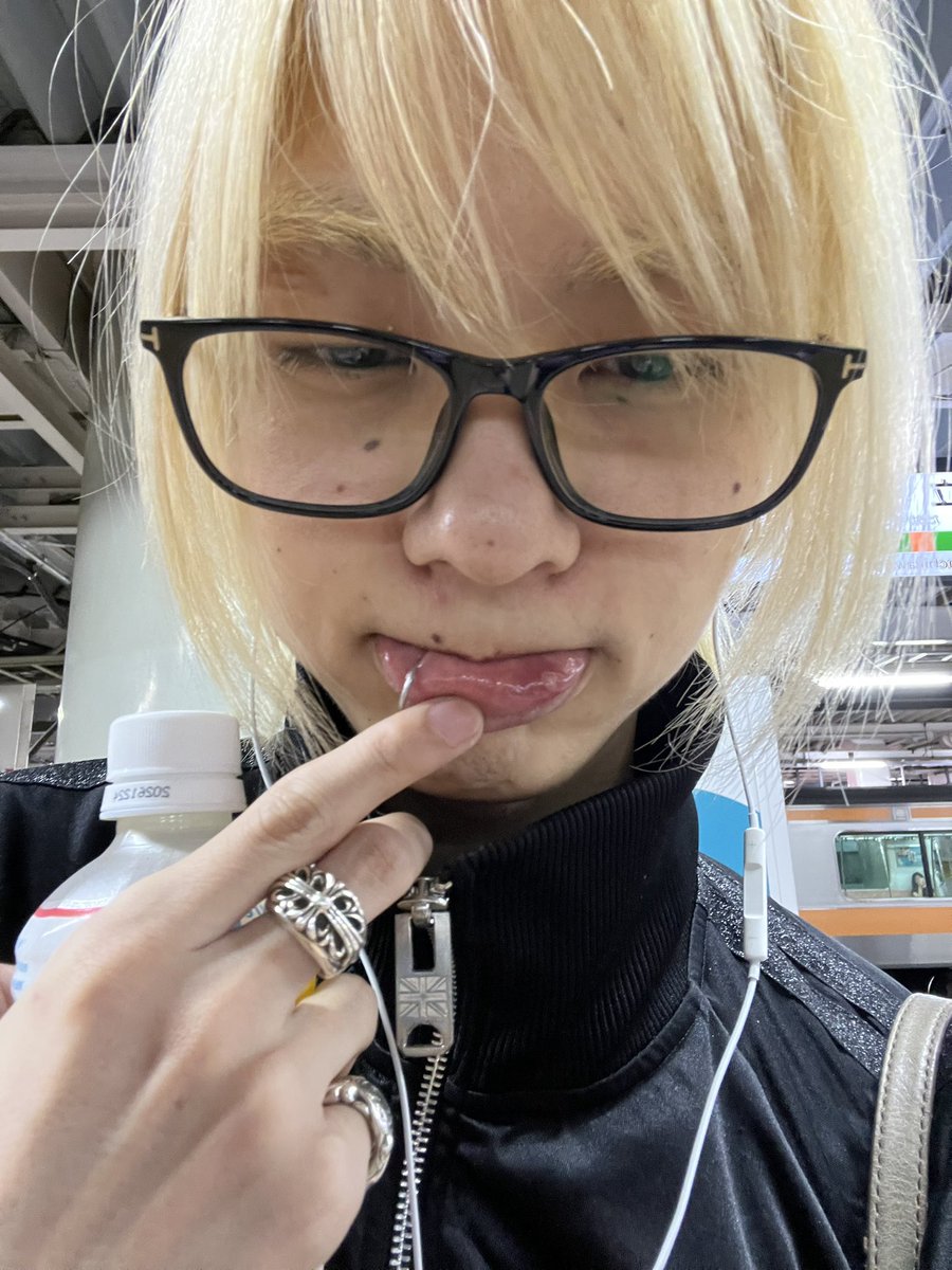 3hkrn_'s tweet photo. でっかい口内炎まじで勘弁して https://t.co/xHKEQSZt1x