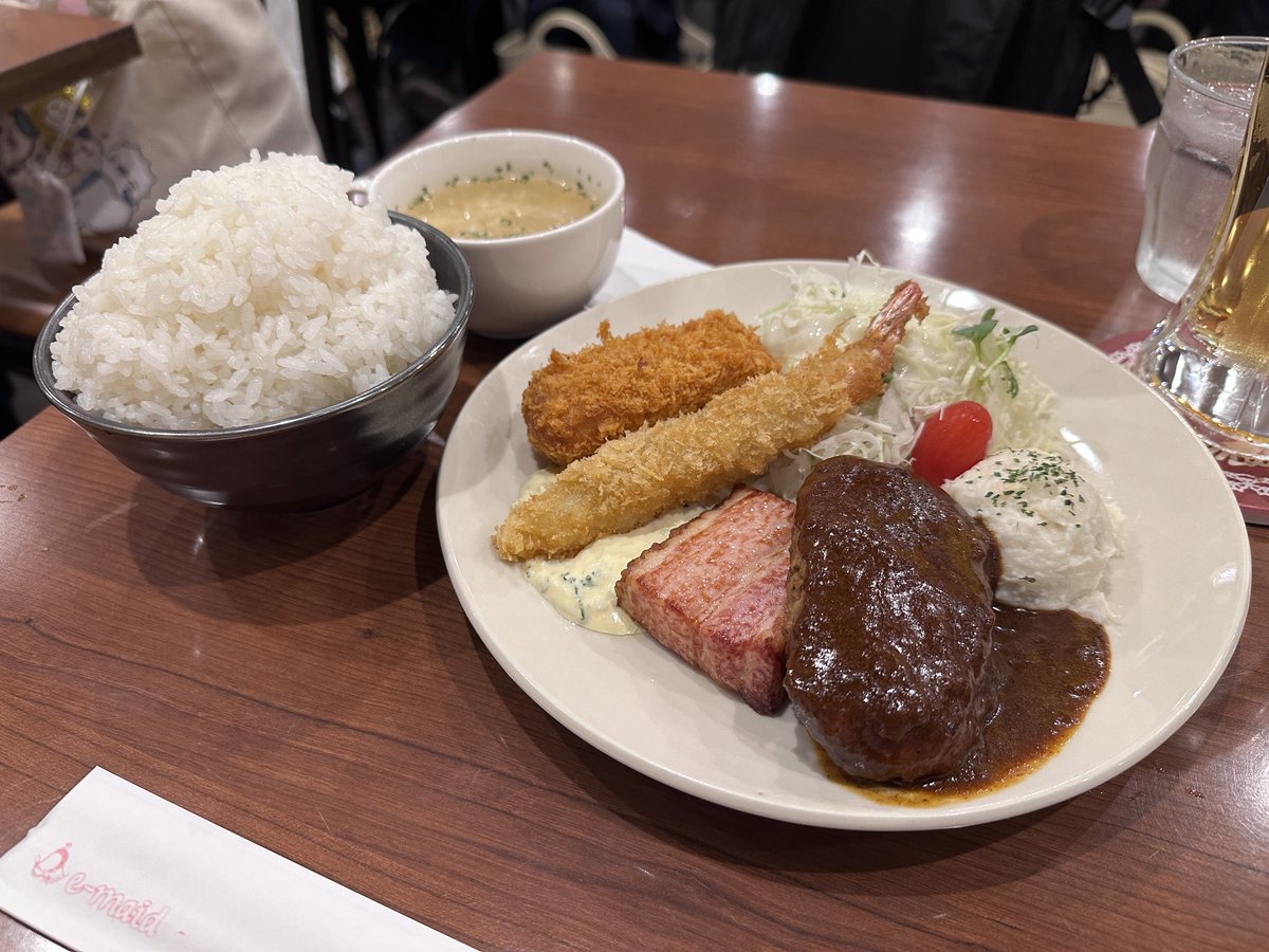 _li_ion_'s tweet photo. オキニのメイド喫茶には1日に何回行ってもいい。その理論で夜ご飯もe-maidさんでいただきました！美味しい😋
そして昼間に気になった「萌え萌え、きゅ〜ん🩷」を体験すべくストグラのコラボメニューをいただきおまじないをしてもらいました！まえのさん有難う御座います！
貴重な体験が出来ました！ https://t.co/wd2IijTU08