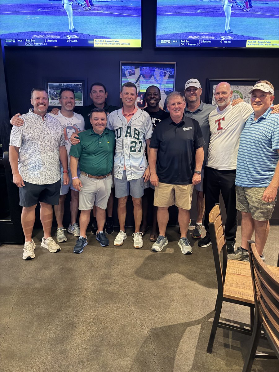coachcaseyUAB's tweet photo. Had a great time hanging out with some Blazer legends last night! https://t.co/elfiY44CH6