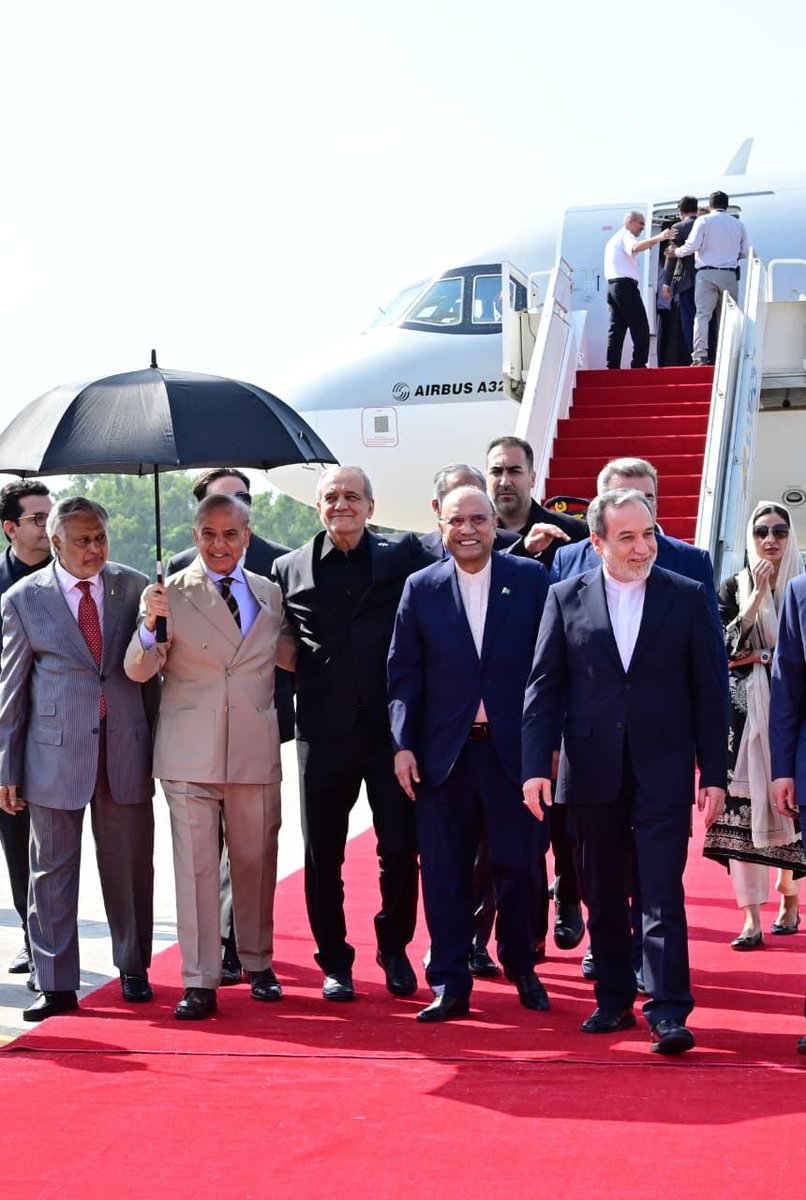 MediaCellPPP's tweet photo. President @AAliZardari, Prime Minister @CMShehbaz and other dignitaries receive President of the Islamic Republic of Iran, @drpezeshkian, upon his arrival at Nur Khan Airbase. https://t.co/w0LfXbJiVf