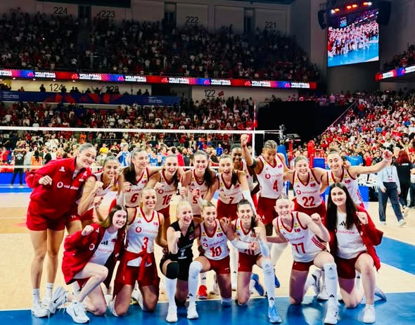 profsaltik's tweet photo. 📷 Türkiye 3 - 📷 Belçika   0
📷 Türkiye 3 - 📷Fransa     0
📷 Türkiye  3 - 📷Almanya  2
📷 Türkiye  3 - 📷 Çin          2
A Milli Kadın Voleybol Takımı, 2026 FIVB Voleybol Milletler Ligi (VNL) Ankara aşamasında 4 maçının 4'ünü de alın teriyle kazandı.
Almanya ile karşılaştığı 3. maçında 2-0 geriye düştüğü maçı bile 3-2 kazandı.
Alkışlıyoruz Atatürk’ün sporcu kızlarını !
Alkışlıyoruz Cumhuriyetin özgür kadınlarını !
Alkışlıyoruz Türkiye’nin yüz akı evlatlarımızı!
Alkışlıyoruz Ulusumuzun sevinç kaynaklarını !
Türkiye sizinle gurur duyuyor, kıvanç duyuyor.
İşte bilimsel akılcılık ve yurt sevgisinin meyvesi!