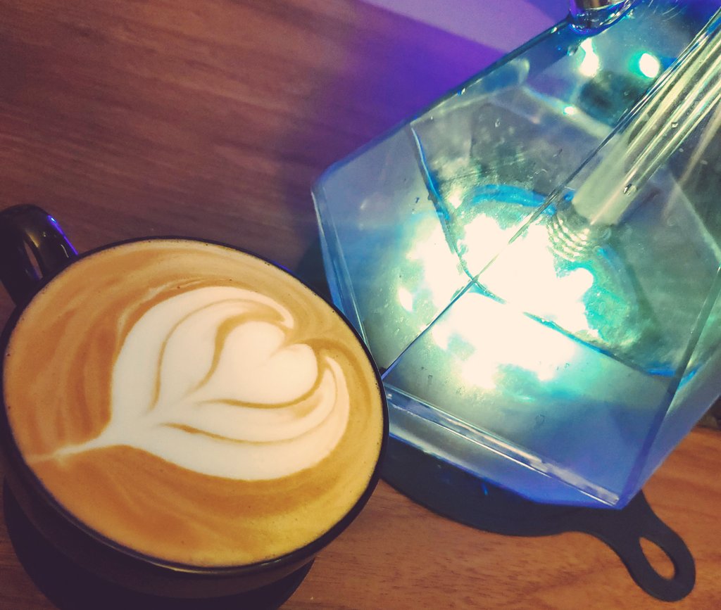 130paseri's tweet photo. #れのカフェ
 #れのシーシャ
久々のラテアートうまくいった！？？？？どう！？？？？ https://t.co/fHW8rqN1ez