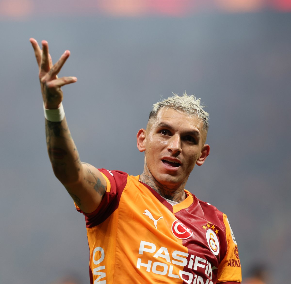 demarkesports's tweet photo. Soru: "Milli takımda kadro dışı kalmak seni üzdü mü?"

Lucas Torreira: "Evet, çok fazla. Dün maçı dışarıdan izlemek tam bir ıstıraptı. Bielsa'nın takımı düşünerek en iyi kararları aldığını anlıyorum ama dürüst olmak gerekirse canım yandı, çünkü çok çalışıyorum. Dört yıldır Galatasaray'dayım ve her zaman en üst seviyede rekabet ediyorum." (Picado TV)