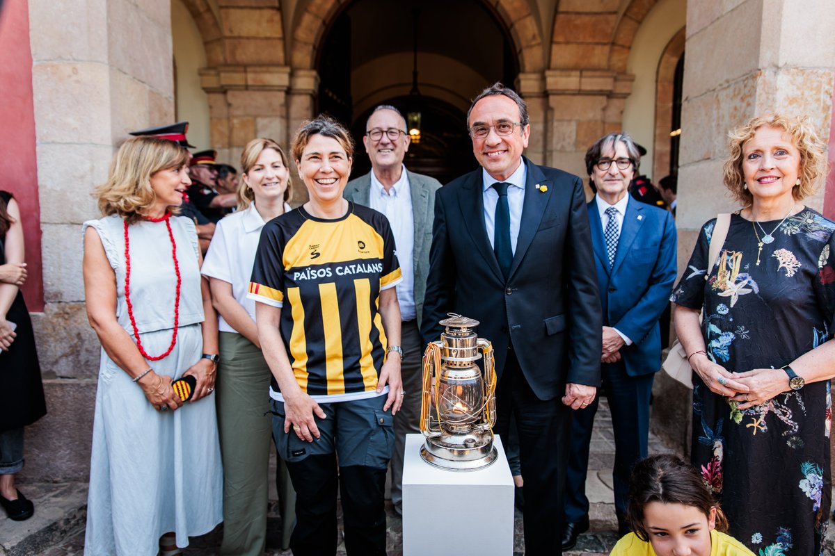 parlamentcat's tweet photo. El Parlament ha rebut aquest migdia, com és tradició des del 1980, la Flama del Canigó, que han portat nens i nenes de Corbera de Llobregat de la mà d'Òmnium Cultural.

🔗 Més informació: https://t.co/1sVSkbHi1d https://t.co/Pv9nyjyF8L