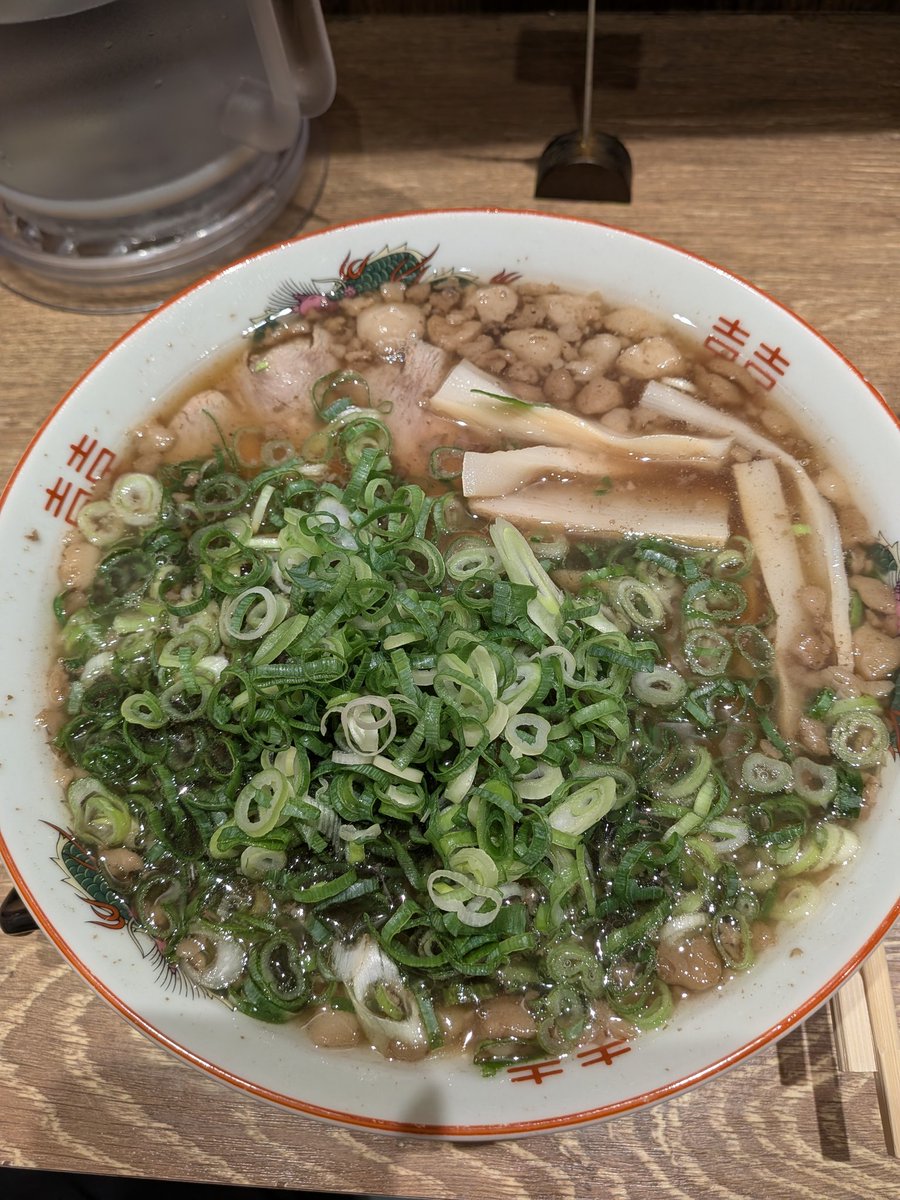 regulus5785's tweet photo. 接待終わったので帰りがけに1人でラーメン
尾道ラーメン　ネギ増し
広島駅の中で全て完結するのは良いね
後はホテル帰って寝るだけ⋯と行きたいが少しだけ仕事せねば https://t.co/sXjCRGH260