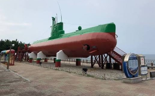 gazetadomundo's tweet photo. 🤔 Equilíbrio submarino no Indo-Pacífico começa a mudar

Imagens de satélite indicam a construção de um submarino diesel-elétrico no estaleiro naval de Thanlyin, em Mianmar — um projeto que pode alterar o equilíbrio militar na baía de Bengala.

O desenho da embarcação lembra a classe norte-coreana Sang-O, enquanto o estaleiro foi erguido com apoio chinês. Pequim e Pyongyang não confirmaram participação, mas analistas veem sinais de uma cooperação militar cada vez mais estreita entre Mianmar, China e Coreia do Norte.

A localização torna o projeto ainda mais sensível. Mianmar está entre o Estreito de Malaca e o oceano Índico, próximo a rotas comerciais e energéticas vitais para a economia global.

Uma futura força submarina birmanesa ampliaria a presença da rede de parceiros da China no Índico e criaria novos desafios para o Quad: Índia, Japão, Austrália e EUA, que já reforça vigilância submarina e guerra antissubmarino na região.

O caso mostra que o equilíbrio no Indo-Pacífico não está mudando apenas pelas grandes potências. Países menores, muitos sob sanções ocidentais, também começam a adquirir capacidades militares antes fora de alcance.