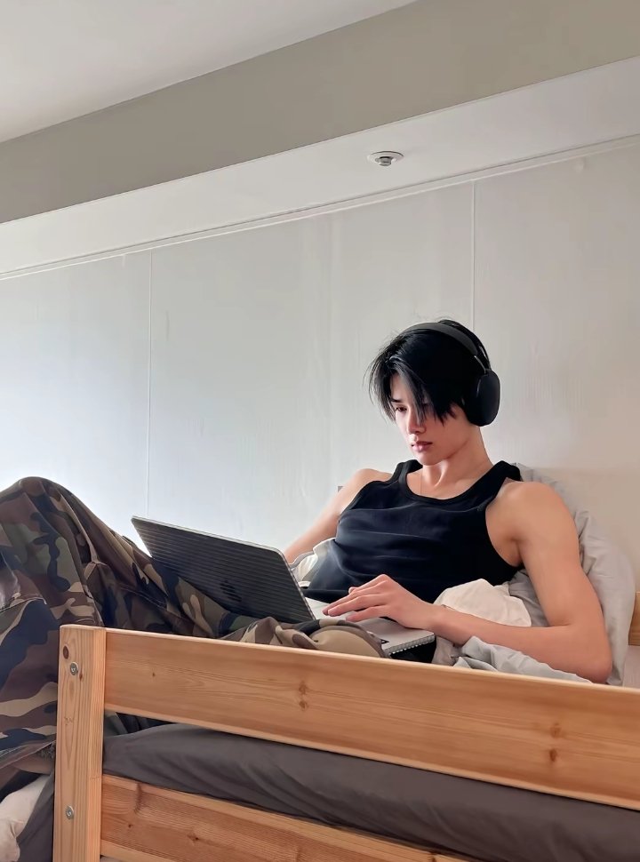 noucellyn's tweet photo. you're a 10/10. but your wife makes you like a 9/10 https://t.co/FFdkkNlitK