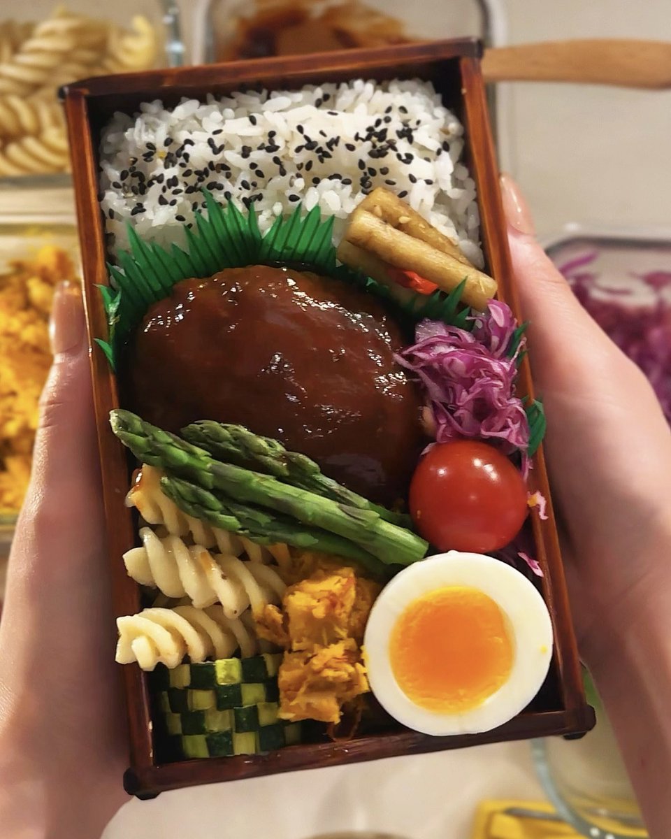 obento_moco's tweet photo. ハンバーグ弁当🍱 #お弁当 #お弁当記録 #お弁当作り #bento #高校生弁当 #japanesefood #簡単レシピ https://t.co/qZf6MjV3Vf