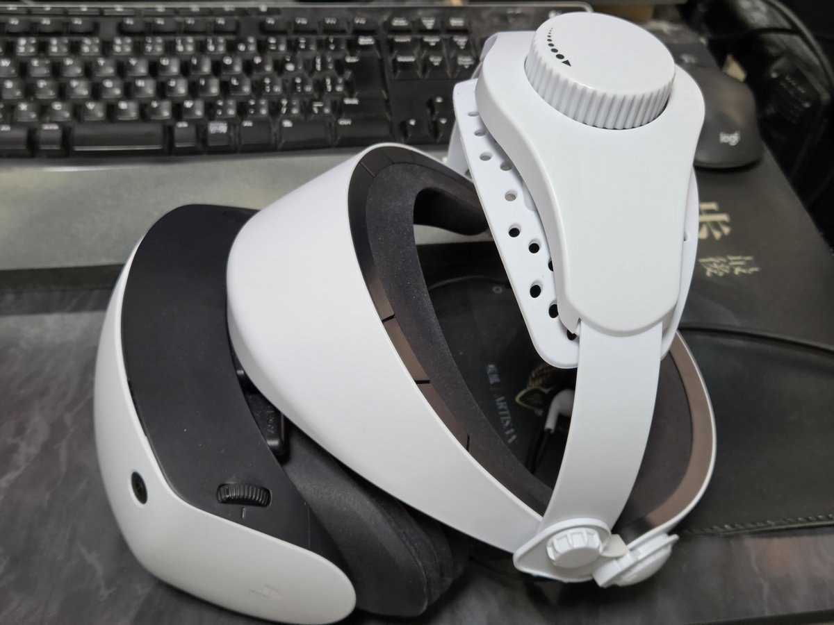 _mu__'s tweet photo. PSVR2。ズリ下がり防止に効果ありと噂のサードパーティー製のヘッドストラップが届いたので、

これを
これに
こうじゃー

した。被って調整&amp;プレイした結果、噂どおり後方いっぱいに倒すのがベスト。本体側のベルトは緩めでも良くなり、締め付け頭痛が起きにくくなって助かる。 https://t.co/vZMK6UPlEr