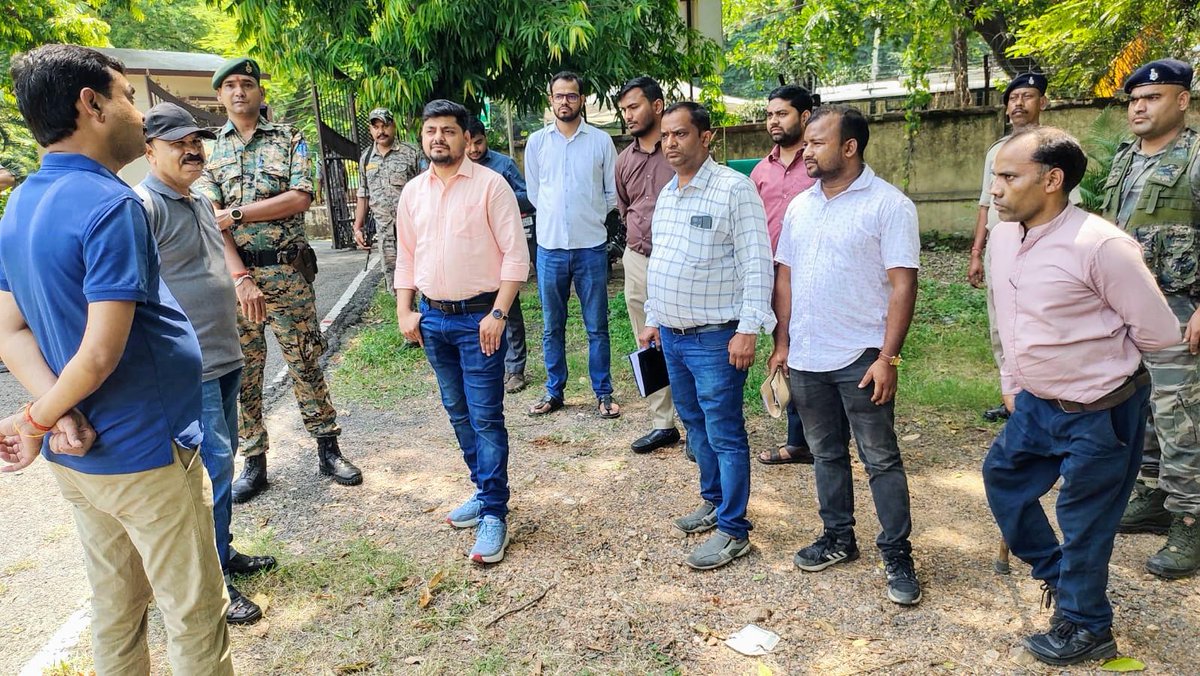dc_dhanbad's tweet photo. आज #सर्किट_हाउस का औचक निरीक्षण कर व्यवस्थाओं का जायजा लिया। भवन के रखरखाव, सौंदर्यकरण और साफ-सफाई को लेकर अधिकारियों को आवश्यक निर्देश दिए। परिसर में हरियाली बढ़ाने, नए पौधे लगाने तथा किचन व डाइनिंग एरिया की स्वच्छता सुनिश्चित करने पर जोर दिया। सर्किट हाउस जिले की छवि का प्रतीक है, इसलिए इसके रखरखाव में किसी प्रकार की लापरवाही बर्दाश्त नहीं होगी।
#DistrictAdministration 
@prdjharkhand 
@JharkhandCMO