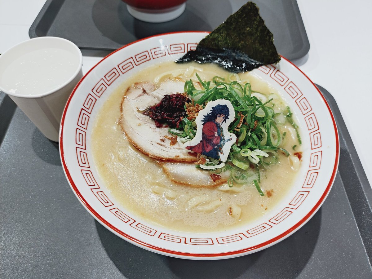 happy2doll's tweet photo. 今日宅麺🍜のコラボ行って来ました！👹ラーメンも気になりましたが🌊さんの凪ラーメン食べてきました！こういう場所にあまり行けないので自分的に嬉しかったです🧡
パネルも見れて感激🥲
味も美味しかったです 👍 https://t.co/eGQRUHImAm