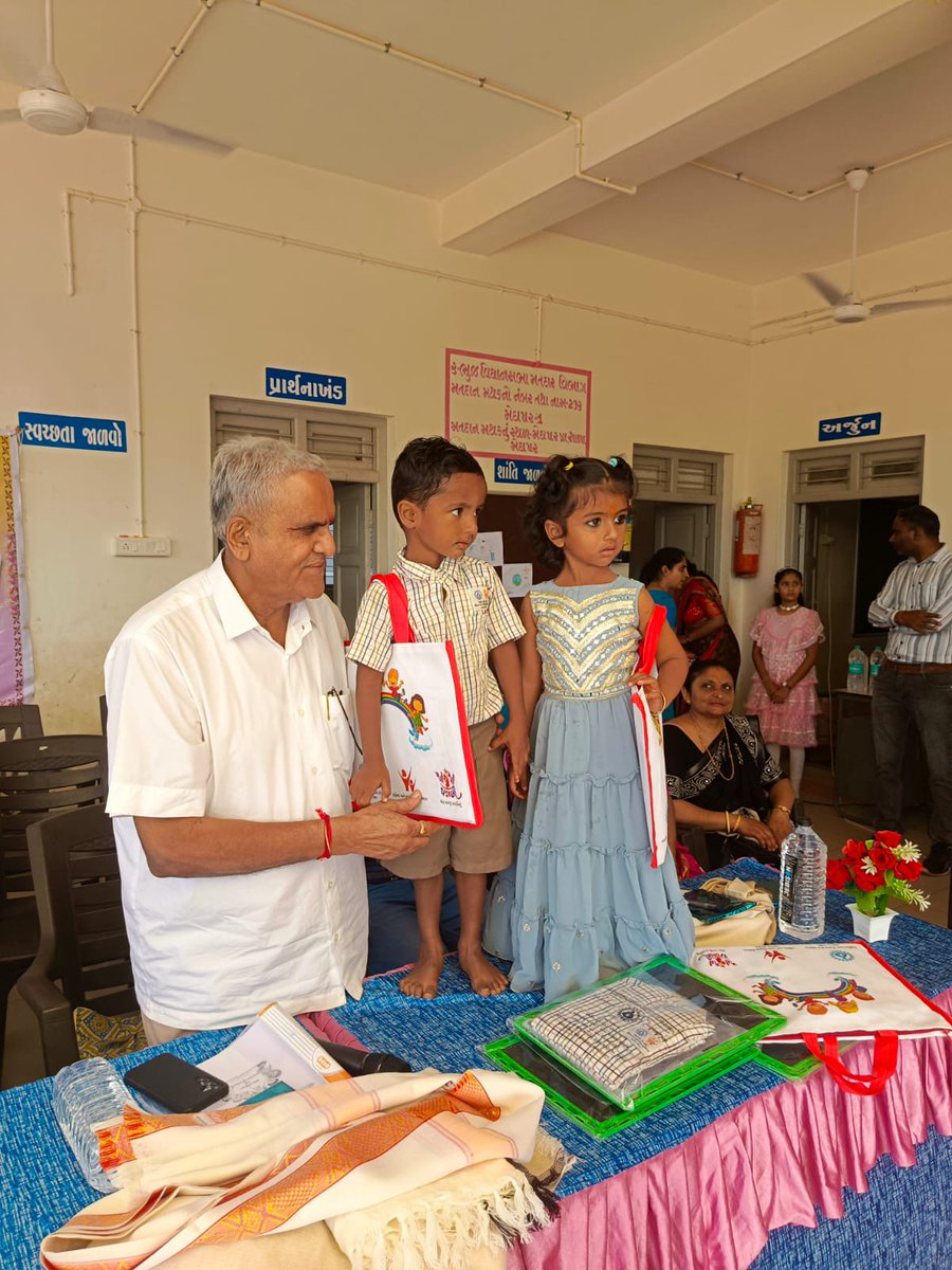 Cdpobhuj3's tweet photo. આજરોજ ભૂજ ઘટક 3 ના વિવિધ આંગણવાડી કેન્દ્ર ખાતે પ્રવેશોત્સવ કાર્યક્રમ યોજાયો હતો. જેમાં અધિકારીશ્રીના હસ્તે 3 વર્ષ પૂર્ણ કરેલ બાળકોને આંગણવાડીમાં પ્રવેશ કરાવવામાં આવ્યો તેમજ  બાલવાટિકા ના બાળકોને વિદ્યારંભ પ્રમાણપત્ર એનાયત કરવામાં આવ્યા https://t.co/1j6iOapAtO