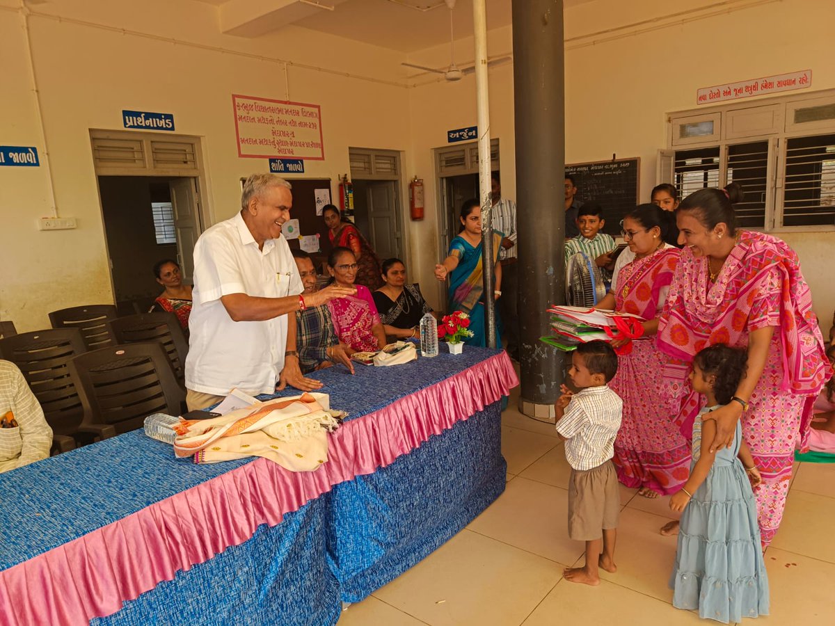 Cdpobhuj3's tweet photo. આજરોજ ભૂજ ઘટક 3 ના વિવિધ આંગણવાડી કેન્દ્ર ખાતે પ્રવેશોત્સવ કાર્યક્રમ યોજાયો હતો. જેમાં અધિકારીશ્રીના હસ્તે 3 વર્ષ પૂર્ણ કરેલ બાળકોને આંગણવાડીમાં પ્રવેશ કરાવવામાં આવ્યો તેમજ  બાલવાટિકા ના બાળકોને વિદ્યારંભ પ્રમાણપત્ર એનાયત કરવામાં આવ્યા https://t.co/1j6iOapAtO