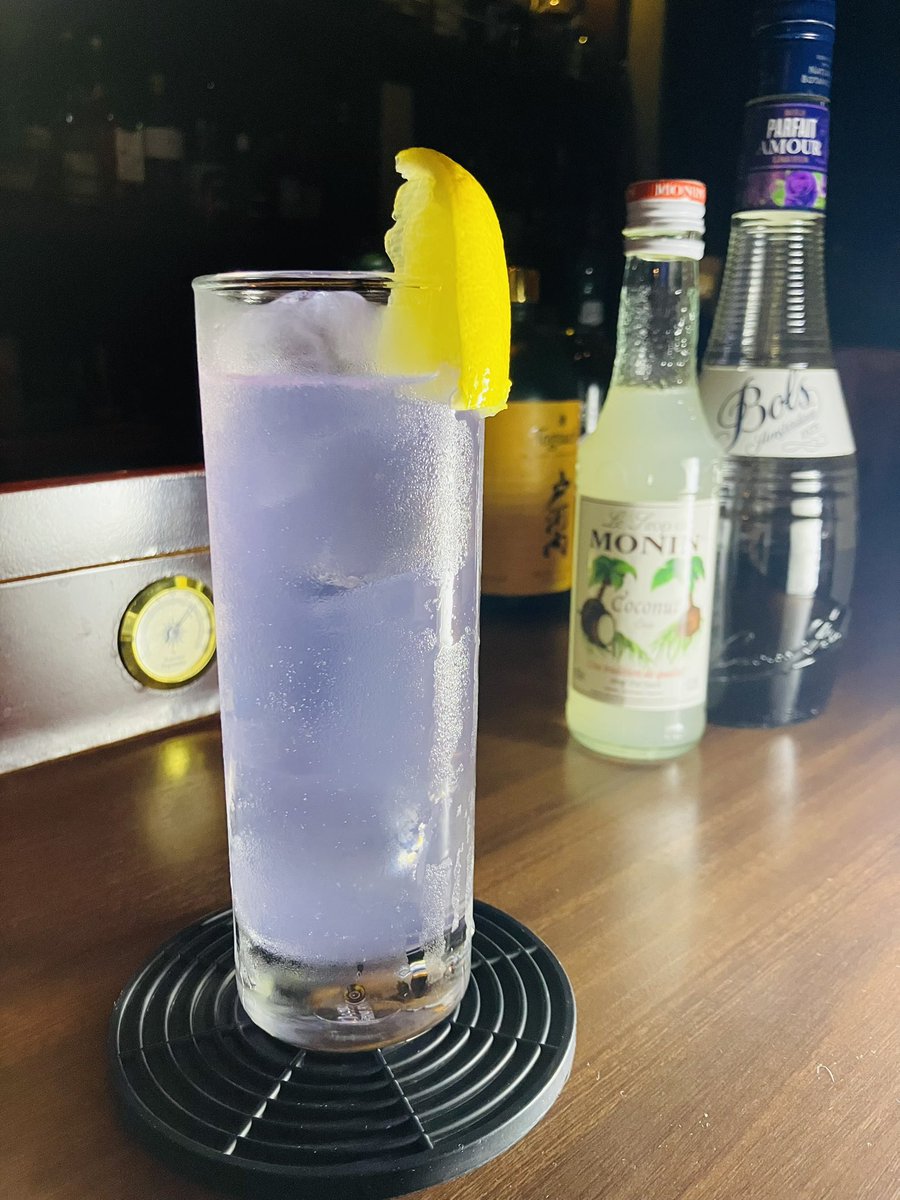 LarmanBar's tweet photo. バーラーマン、本日6/23（火）は、夜7時〜夜中3時まで営業

画像のカクテルはバイオレットのジンフィズです

レシピは、ジン、パルフェタムールなど

今日もまだ静かな夜ですが😅のんびりお客様を待ちたいと思います。

#赤坂バー #東京バー #traveljapan #tokyobar #赤坂　　元放送作家　富山県出身 https://t.co/hAVYP2eBOP