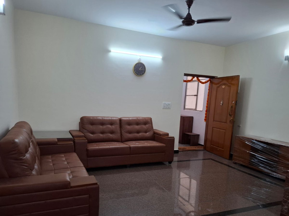 0xjitukamble's tweet photo. 🏡 For Rent: Premium Fully-Furnished 2 BHK Executive Apartment, HAL 2nd Stage, walking distance to 100 Feet Road Indiranagar, BLR & Swami Yogananda Road

A spacious 1,178 sq. ft. residence in a calm, serene, and centrally located residential enclave, move-in ready 

2 attached bathrooms | 2 balconies

- Drawing room with two 3-seater teakwood leather sofas, glass-top corner table & teakwood TV unit
Dining area with teakwood crockery unit & 4-seater dining set

- Modular kitchen with chimney, gas + induction stove, RO/UV purifier, IFB microwave, Prestige mixer-grinder & Samsung 330L double-door fridge

- 2 bedrooms with Samsung 1.5T windfree split ACs, teakwood queen beds (Duroflex mattresses), study tables, double wardrobes with mirrors

Covered WFH-friendly balcony with mosquito netting & sliding door; second utility balcony with washing-machine point & inverter/UPS

🏢 Building & Amenities
Covered basement parking (car + bike)
Schneider elevator | 24-hr power backup (Genset)

24-hr security & CCTV | dedicated maintenance staff
24-hr Cauvery + borewell water
Internet & cable ready | ceiling fans & LED fittings throughout

Rent  : ₹75k + Maintenance :  ₹4,000/-

Owner property - so no 1 month of brokerage applied only platform fees applicable 

Available for both family and bachelors

Dm for visits and more pictures

@Gullynest1