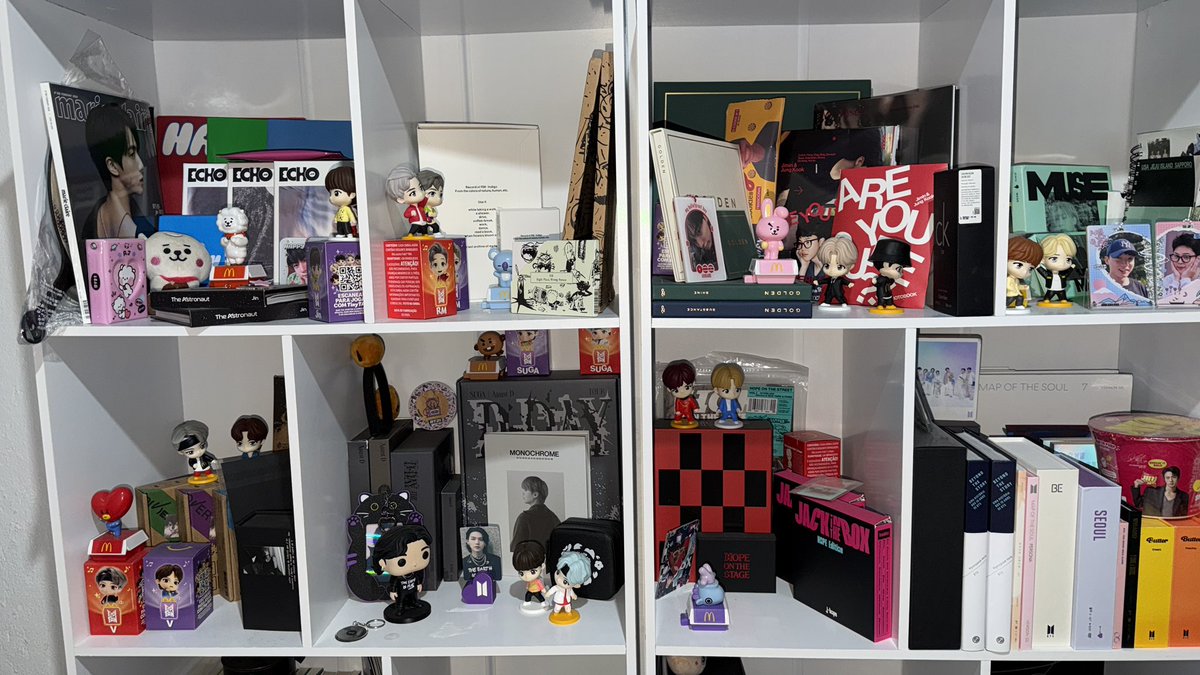 Elisabete2706's tweet photo. Olá, tudo bem com vcs? Com muito aperto no coração estou vendendo minha coleção, estou passando por um momento difícil e preciso muito do dinheiro, quem tiver interesse em algum item da foto pode me pedir mais detalhes que eu mando #bts #collector #venda https://t.co/6L8w5QnkzW