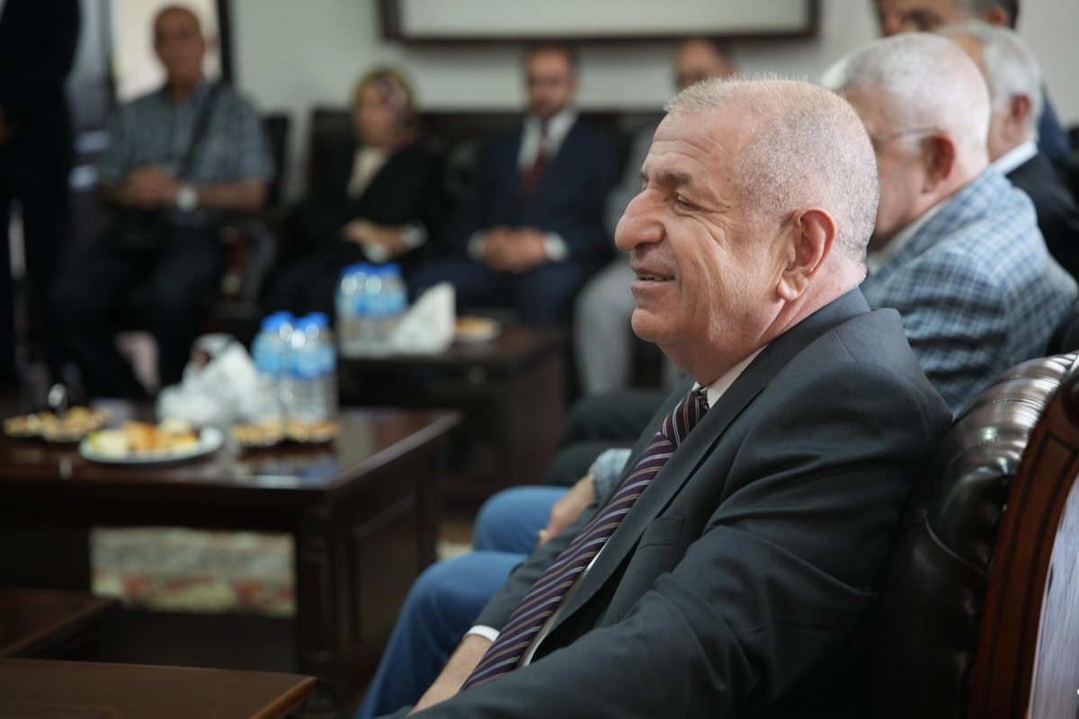 umitozdag's tweet photo. Zafer Partisi heyeti olarak Erzurum Barosu Başkanı Avukat Sayın Mesut Öner'i ziyaret ettik.

Türkiye'de bozulan yargı sistemi ve adalet duygusunun nasıl örselendiğini, muhalefete uygulanan düşman ceza hukukunu konuştuk.

Nazik ev sahiplikleri için Erzurum Barosu Başkanı Mesut Öner ve baro mensubu avukatlara teşekkür ederim.