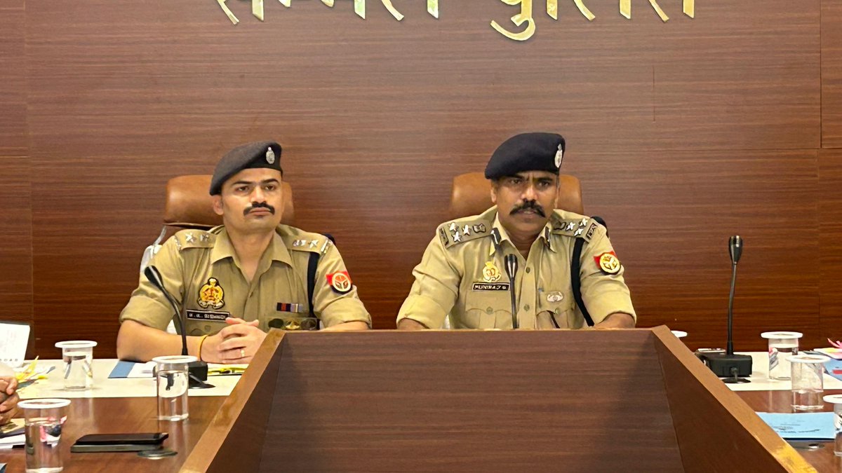 sambhalpolice's tweet photo. श्री मुनिराज जी @digmoradabad द्वारा #ASPNorth कार्यालय स्थित सभागार में #SPSambhal @Krishan_IPS, समस्त क्षेत्राधिकारीगण व थाना प्रभारियों के साथ आगामी मोहर्रम पर्व की तैयारियों, कानून-व्यवस्था आदि विषयों पर समीक्षा गोष्ठी आयोजित कर आवश्यक दिशा-निर्देश दिए गए।
#UPPolice https://t.co/3G0JXngt8c