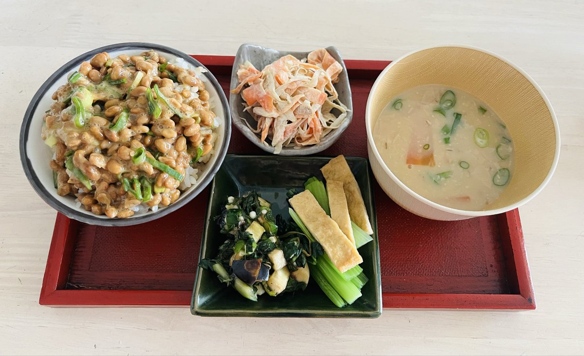 4Hareko's tweet photo. 今日のおひとりさまお昼ごはん。
ちょっとお久しぶりです。土曜日は朝早くから赤男とダイヤ作成教室に参加(マニアック〜🤣)し鉄分補給。
日曜日は⚽️W杯を見て、ゴールの度に赤男と大喜び🙌そして今日は赤男がとある体験教室へ参加する為、わたしは付き添い。やぁ〜楽しかったわぁ☺️

#おうちごはん https://t.co/SaI7xqypMn