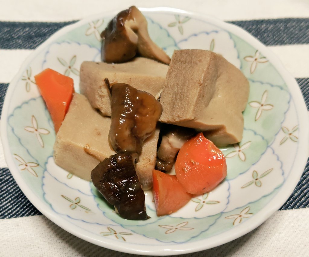 Abend_01's tweet photo. 今日の晩ごはん

チキン南蛮
高野豆腐の煮物

タルタルソースたくさん作って、欲望のままかけたら…！
見栄えが…！！

因みにたぶん、普通のチキン南蛮とは違うかも？
天ぷら粉で揚げて外カリカリ！
カリカリ感を損ないたくないので、甘酢餡をかけてるから！

美味しいが…！
見栄え…！

#紫月の食卓 https://t.co/pDr33G2fat