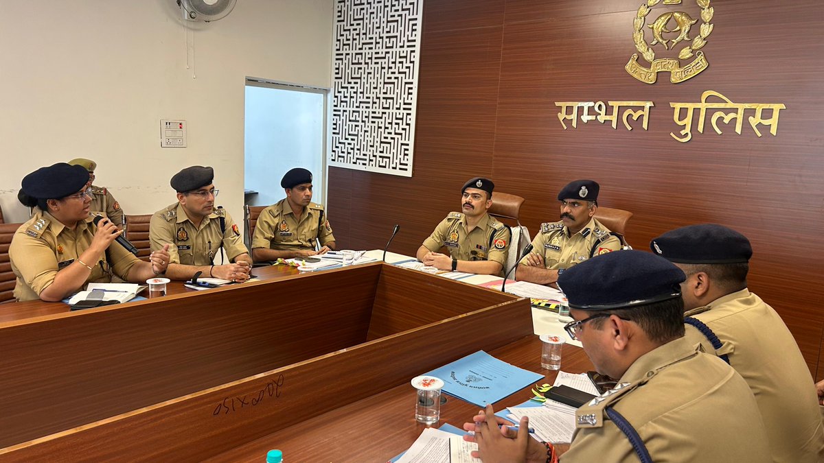 sambhalpolice's tweet photo. श्री मुनिराज जी @digmoradabad द्वारा #ASPNorth कार्यालय स्थित सभागार में #SPSambhal @Krishan_IPS, समस्त क्षेत्राधिकारीगण व थाना प्रभारियों के साथ आगामी मोहर्रम पर्व की तैयारियों, कानून-व्यवस्था आदि विषयों पर समीक्षा गोष्ठी आयोजित कर आवश्यक दिशा-निर्देश दिए गए।
#UPPolice https://t.co/3G0JXngt8c