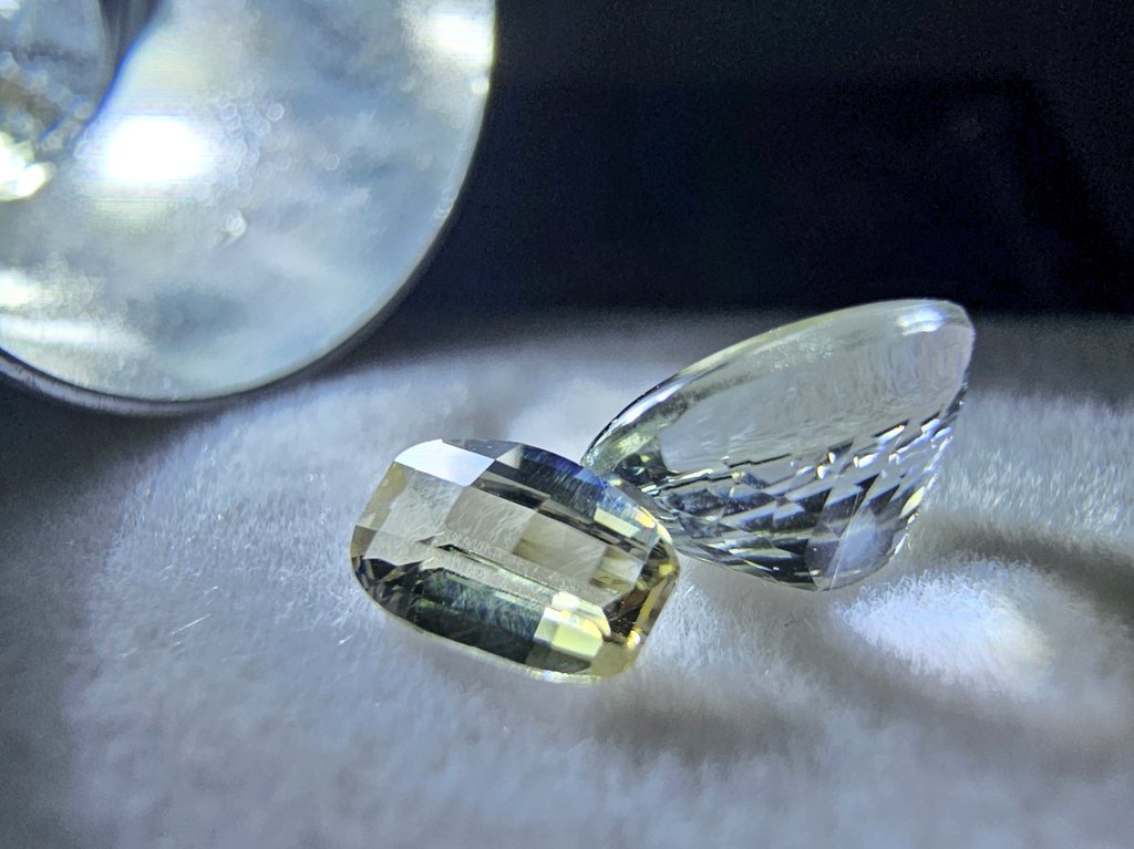 yamaaraishi1's tweet photo. ドリスト(@DreamStoneJapan )さんから紫陽花しずく(バフトップ)ゾイサイトが届きました💧✨

2.480ct なのに諭吉ちょっと🥹💕
送料込みなのに偏光板に記念石(ピクセルカット)まで🙌🙌🙌

ちゅるちゅる多色がたまりません😍
まだ在庫おありなのでよければ💁‍♂️✨️
青いのもいいな(ﾎﾞｿ

#ゾイサイト https://t.co/U7rxHN5Ow0