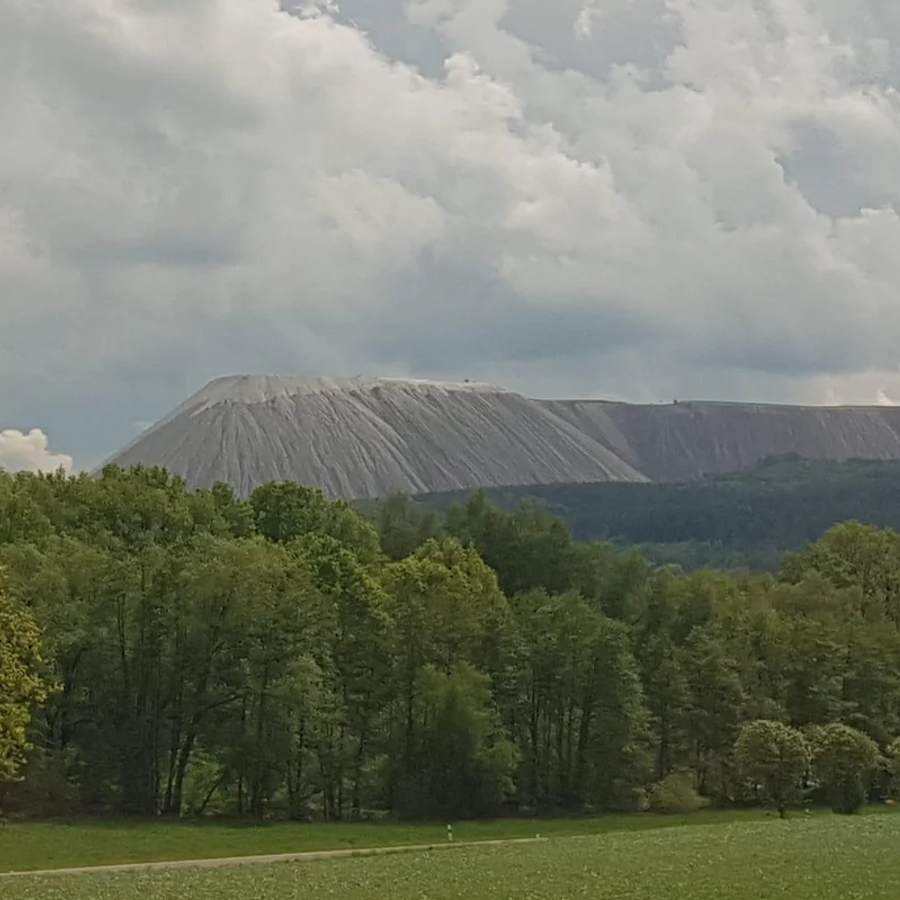 AMAZlNGNATURE's tweet photo. This giant white hill in Germany is made entirely of salt

It rises more than 250 meters high and contains over 200 million tonnes of salt https://t.co/j2qgYeOyIw