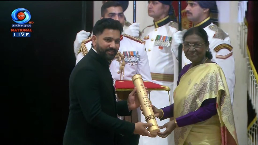 AnilKumarBeja's tweet photo. ROHIT SHARMA ❤️ - THE PRIDE OF INDIA 🇮🇳
@ImRo45 🫡❤️🇮🇳

#PADMASHREE https://t.co/aiqX6pANTv