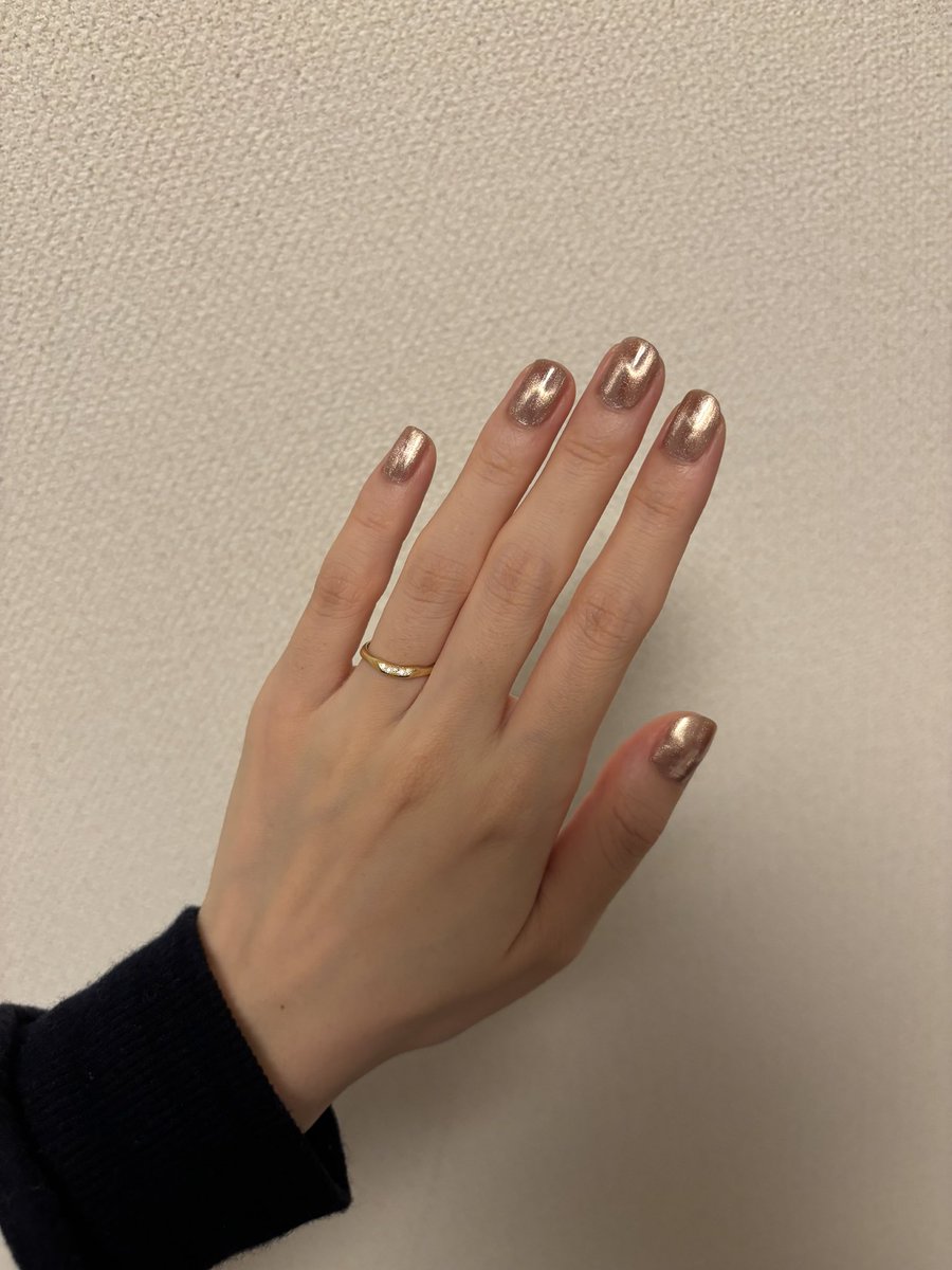 athena__74's tweet photo. FINGER SUITのムック本を見かけて、前から気になってたしと思って買ってみたら内容が豪華で良かった
ジェルネイルだとめちゃくちゃ時間と労力が必要になる人間なので、ポリッシュで簡単にマグネットネイルができるのはかなり嬉しい、想像以上の仕上がりで感動
こりゃ〜いいもんを知ってしまった https://t.co/xkCUyL3l12