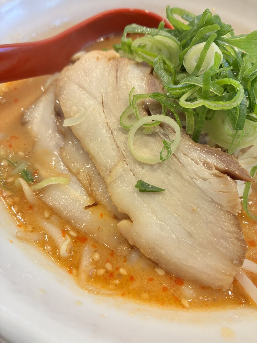 mwam_082's tweet photo. 麺処 近廣サンノ四川みそラーメンAセット(焼飯小)。バイト君ト2人デ。ちょい辛二シタみそスープト中太ちぢれ麺トノ絡ミエエヨネ、ヤッパリ🤩今日モ美味シカッタデス🙌焼飯ノ味付ケモバッチリ👍デ、早々ト完食。店主サン二元気ヲ貰ッテ店ヲ後二。
キクラゲ投入忘レテタノデ次回二😅
ゴ馳走様デシタ😆 https://t.co/oBglaVWrOk