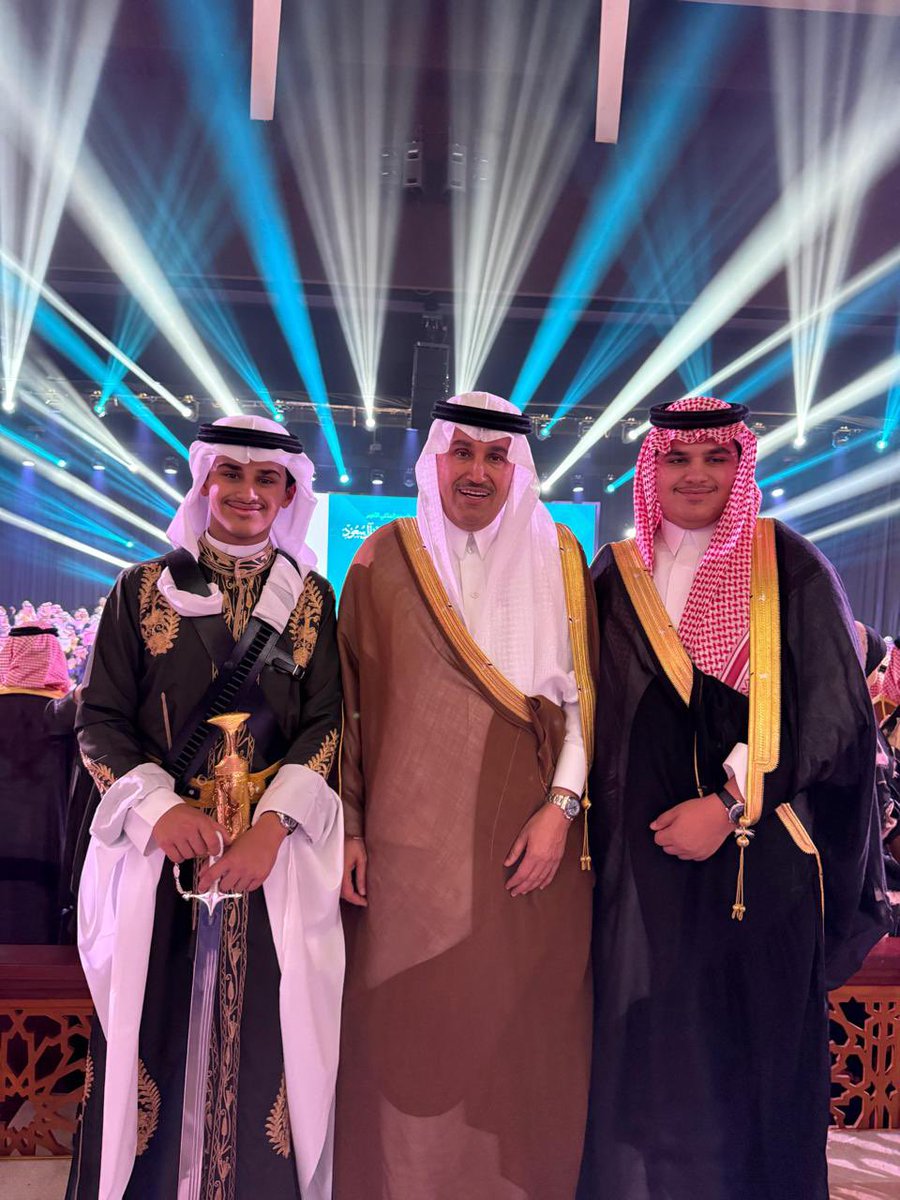 SalehAlJasser's tweet photo. سعدت بحضور حفل تخريج الدفعة الـ51 من طلاب مدارس الرياض، وكذلك الحفل الختامي لمدارس مسك، ومشاركة الأسر والطلاب فرحة الإنجاز والمثابرة.
كما أبارك لأبنائي نواف وطلال وزملائهم الخريجين هذا النجاح والتميز، وأسأل الله أن يوفقهم في مسيرتهم القادمة وأن يجعلهم لبناتٍ صالحة لخدمة هذا الوطن العظيم وقيادته الرشيدة.