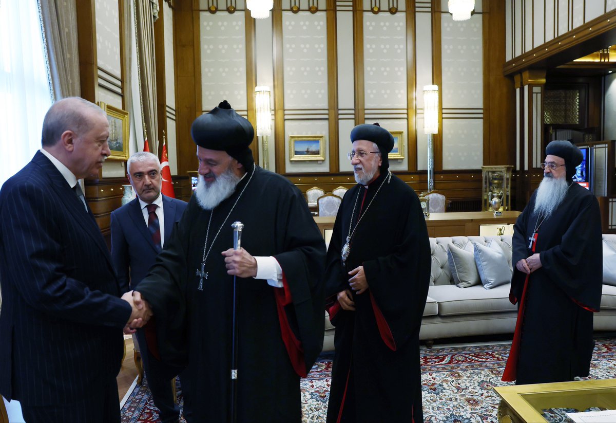 RTEdijital's tweet photo. Cumhurbaşkanımız @RTErdogan, Süryani Ortodoks Kilisesi Patriği Mor İğnatius II. Efrem Kerim ve beraberindekileri kabul etti. https://t.co/3mjxbDfQEs