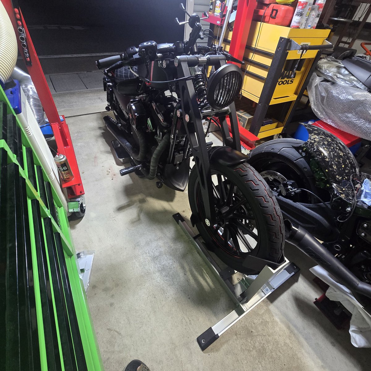 Kiyoshi_Rocket3's tweet photo. ☆本日のWORK☆

ハーレー４８ スポーツスターのオイル漏れ修理の為、入庫しましたー

FXDRのオーリンズリアサスも無事収まりましたよー(｀･ω･´)ゞ

明日からオイル漏れの修理とメンテナンスに入ります(｀･ω･´)ゞ

#ハーマンワークス 
#スポーツスター 
#ハーレー 
#FXDR 
#オイル漏れ https://t.co/gzkJLPSxRT