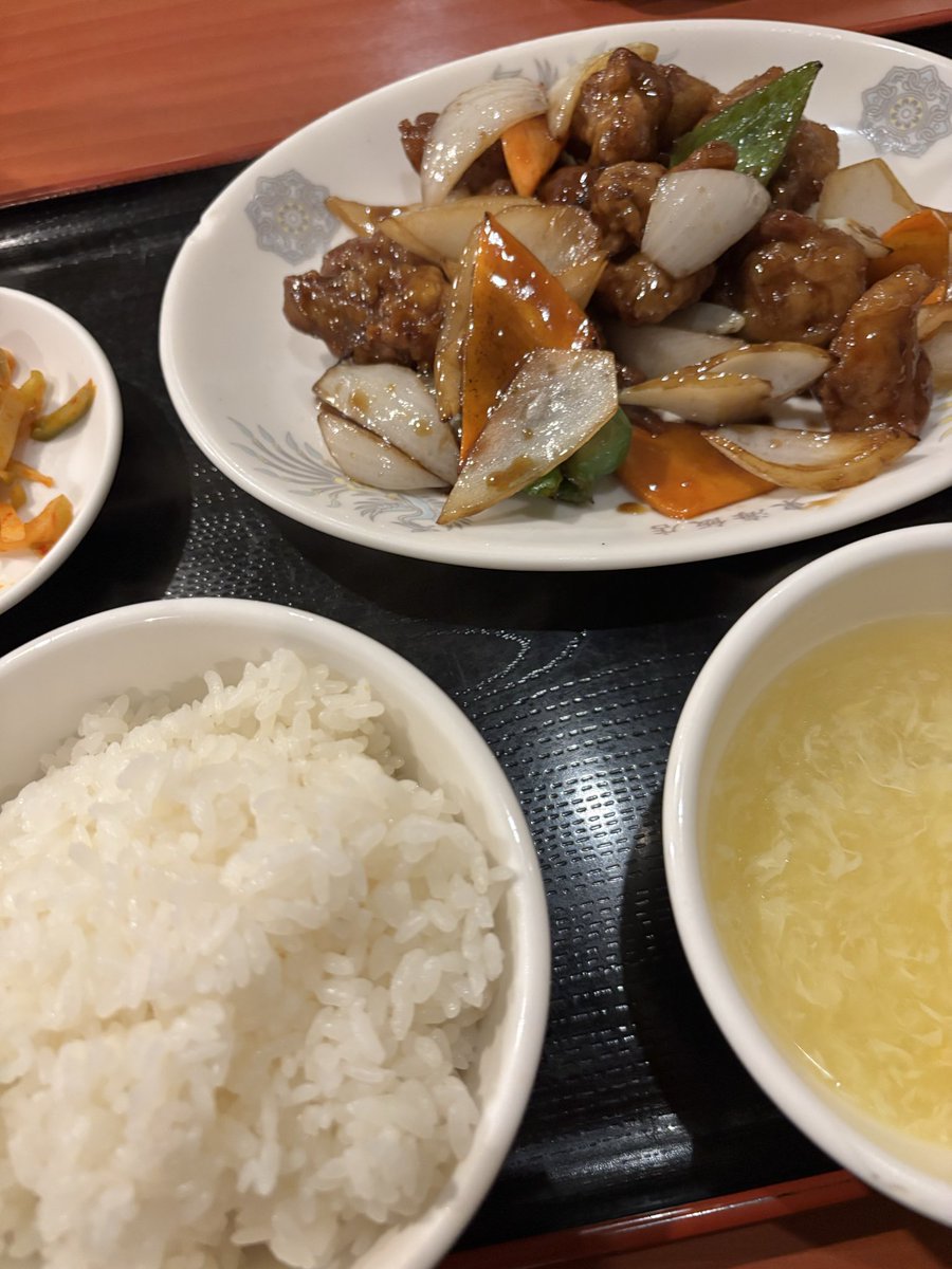 loris_jp's tweet photo. 帰宅が20時を過ぎたらうちでごはん作るの面倒だから外食派。
そんな黒酢豚定食な夕餉。 https://t.co/5AY76RMyW3