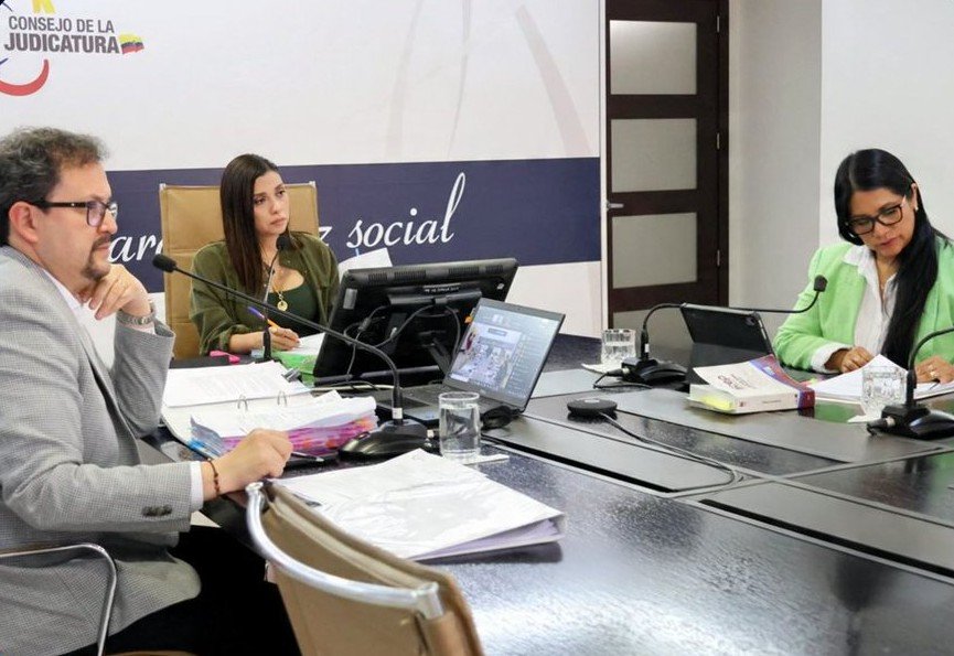vtv_ecuador's tweet photo. #País: #Judicatura denuncia que sumarios disciplinarios por casos #Purga y #Metástasis prescribieron
Dichos sumarios prescribieron cuando Mario #Godoy, #Solanda #Goyes y Yolanda #Yupangui eran autoridades de la #Judicatura. https://t.co/mKDB0rtjcs