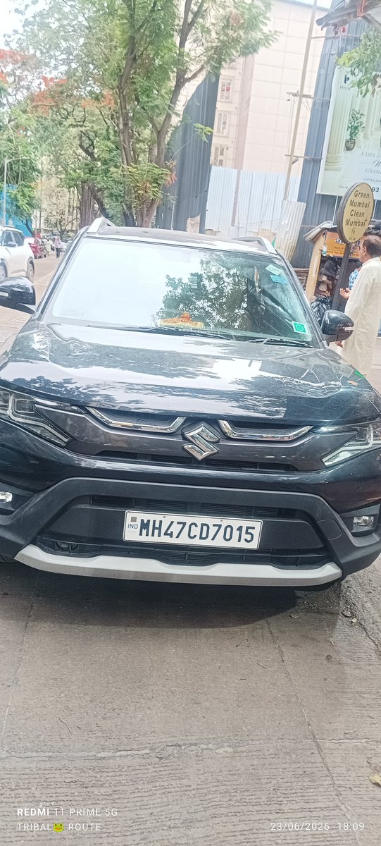 niharmehta's tweet photo. Car parked in wrong direction in no entry outside Vishwakarma Hall, Bajaj road, Vile parle. On corner. Blocking traffic. @MTPHereToHelp @RoadsOfMumbai causing major traffic jam https://t.co/TflaOmnf4u