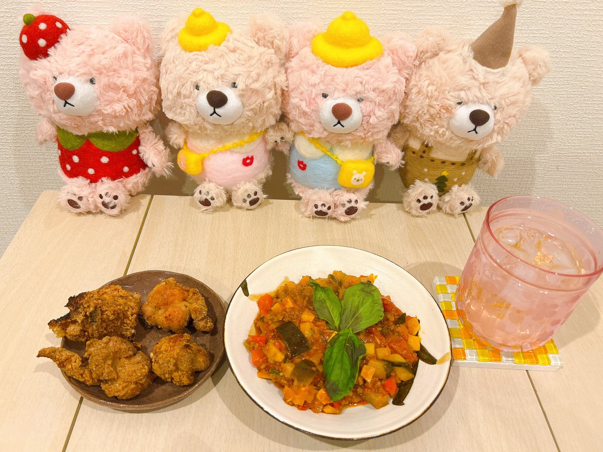 harpliy's tweet photo. 本日の晩酌🍻

フランス南部の料理でもある夏野菜たくさんのラタトゥイユ🍅🍆🫑

スーパーの半額惣菜の
唐揚げ

梅酒

もふくまちゃん達(@cocoa_room )と
おうちビストロタイム🍷

#おうちビストロ
#おうち居酒屋
#ラタトゥイユ
#フランス料理
#おうち晩酌 https://t.co/duAbQ5F9GG